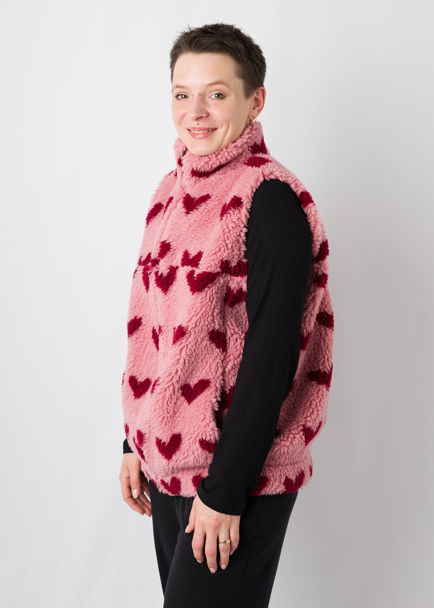 Melly trägt auf dem Foto 'Wilhelm' Größe M, Plüsch 'Herzchen rosa-rot'