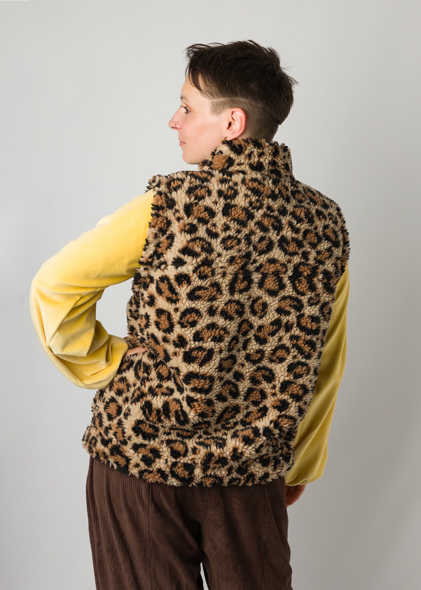 Melly trägt auf dem Foto 'Wilhelm' Größe S, Plüsch 'Leobertchen' und 'Greta' Größe S, Velvet gelb