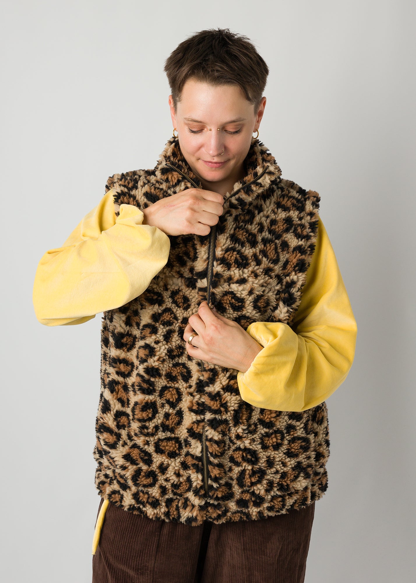 Melly trägt auf dem Foto 'Wilhelm' Größe XL, Plüsch 'Leobertchen' und 'Greta' Größe S, Velvet gelb