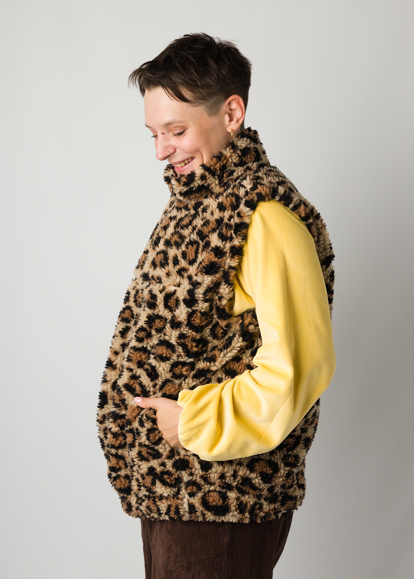 Melly trägt auf dem Foto 'Wilhelm' Größe S, Muster Plüsch 'Leobertchen' und 'Greta' Größe S, Velvet gelb