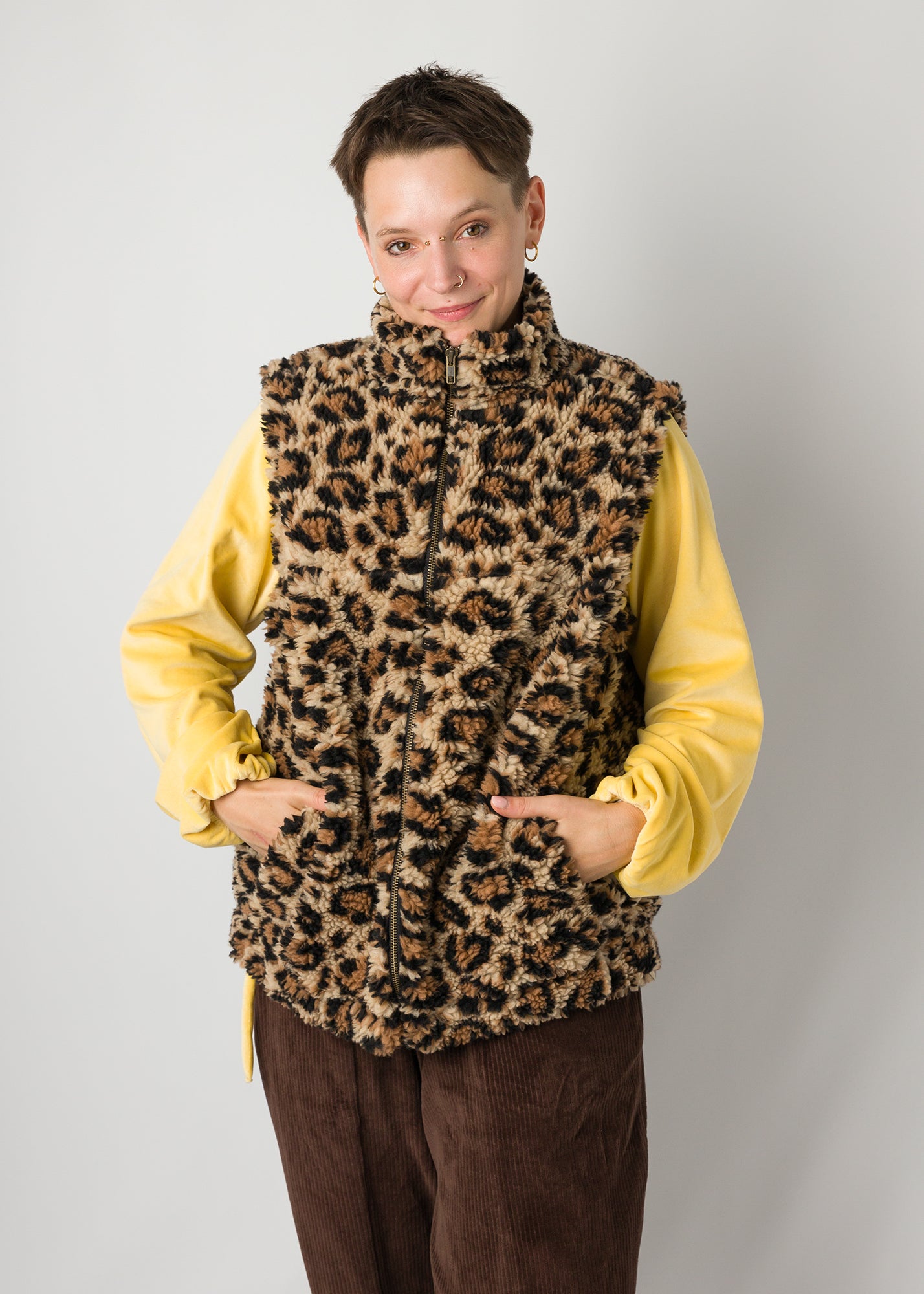 Melly trägt auf dem Foto 'Wilhelm' Größe S, Plüsch 'Leobertchen' und 'Greta' Größe S, Velvet gelb