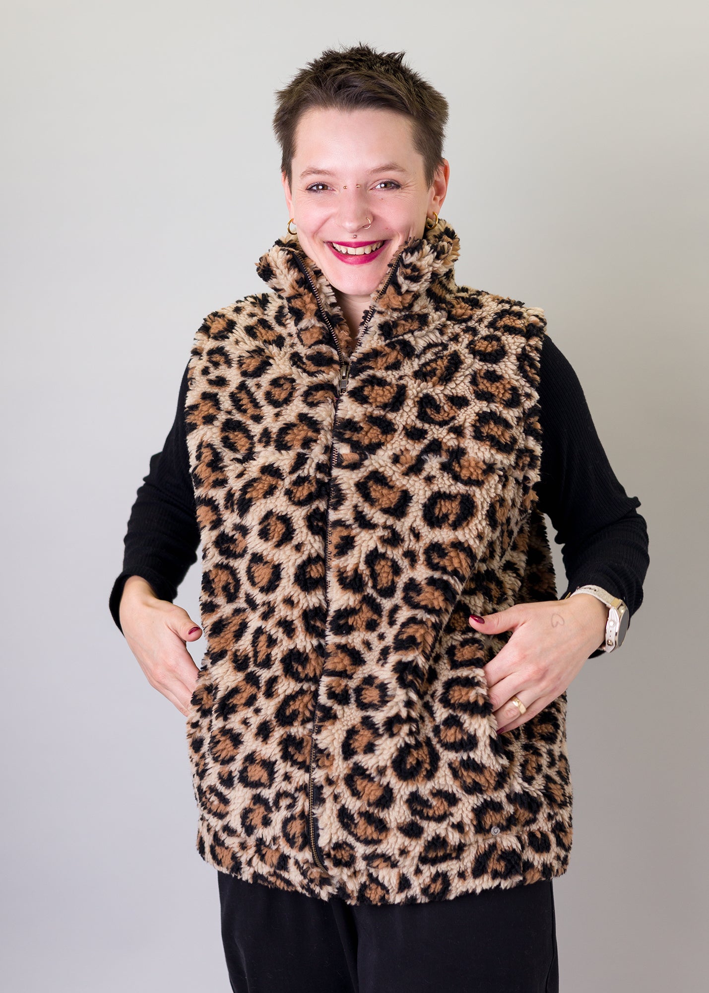 Melly trägt auf dem Foto 'Wilhelm' Größe XL, Plüsch 'Leobertchen'