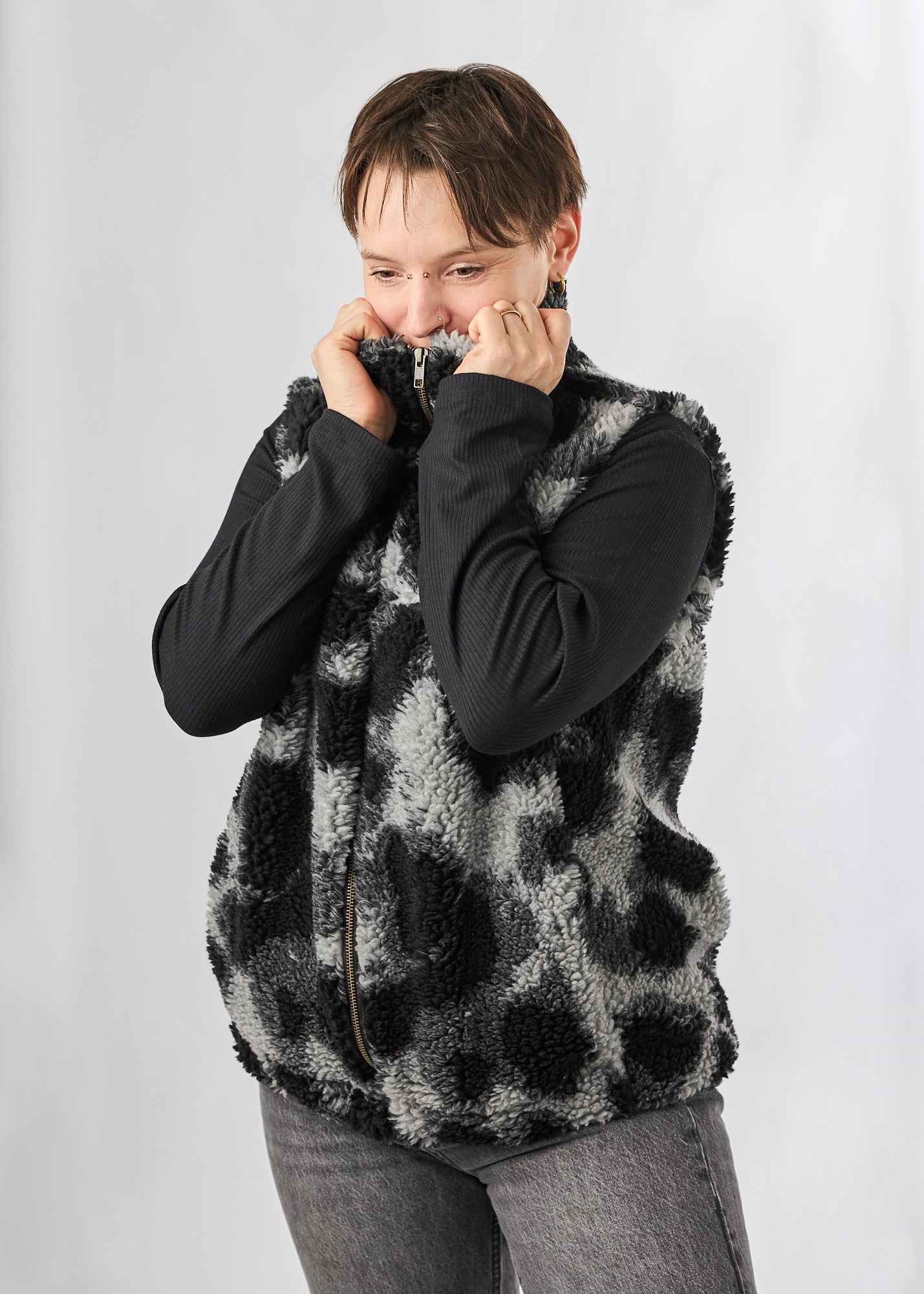 Melly trägt auf dem Foto 'Wilhelm' Größe M, Plüsch 'Dark Leobert'