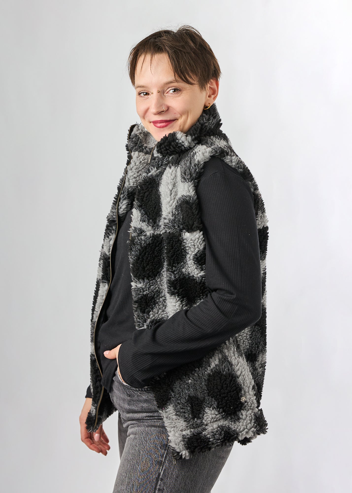 Melly trägt auf dem Foto 'Wilhelm' Größe M, Plüsch 'Dark Leobert'