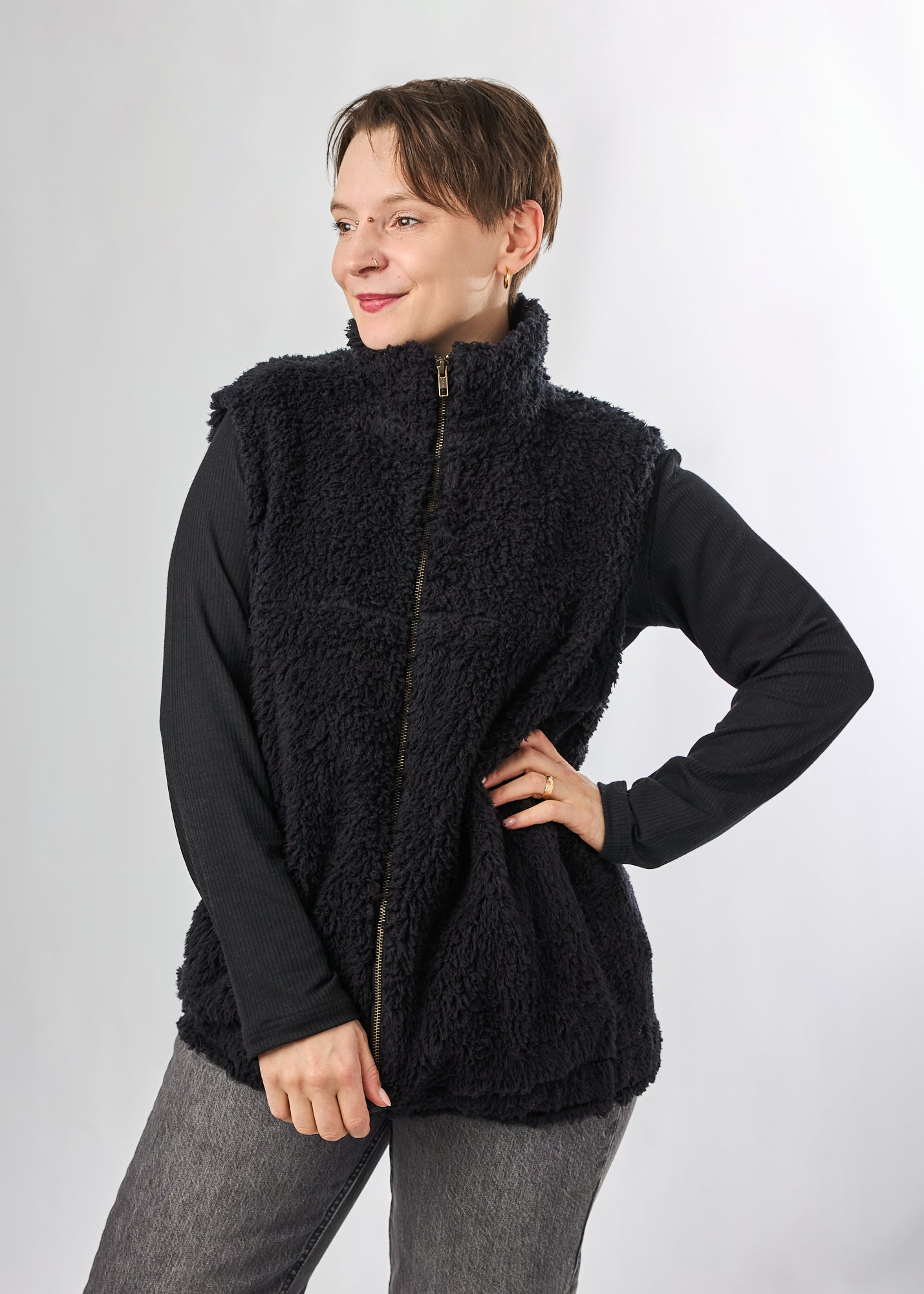 Melly trägt auf dem Foto 'Wilhelm' Größe M, Plüsch 'schwarz'