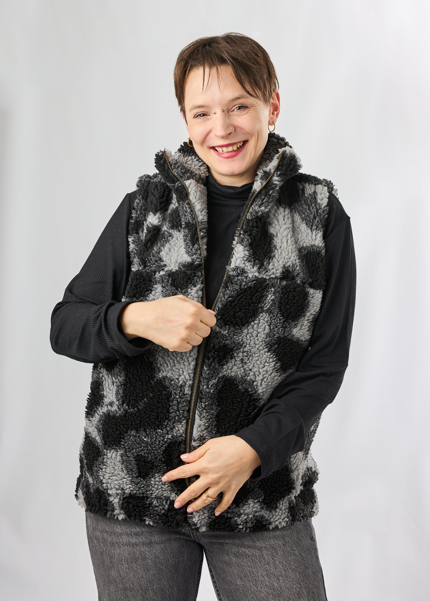 Melly trägt auf dem Foto 'Wilhelm' Größe M, Plüsch 'Dark Leobert'