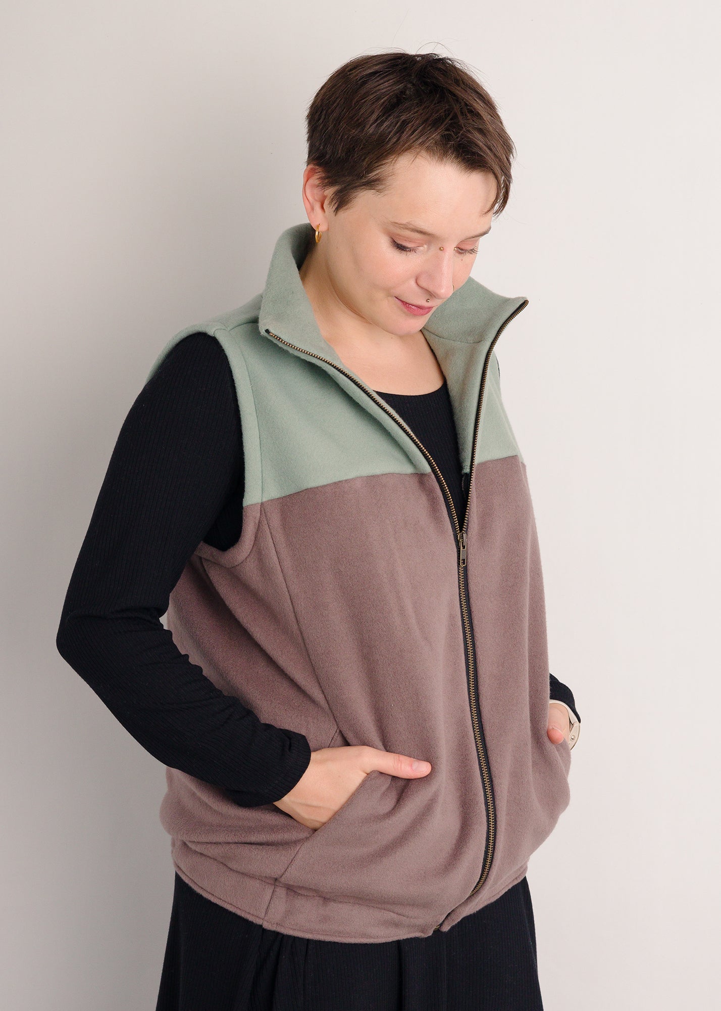 Melly trägt auf dem Foto 'Wilhelm' Größe S, Fleece salbei und taupe