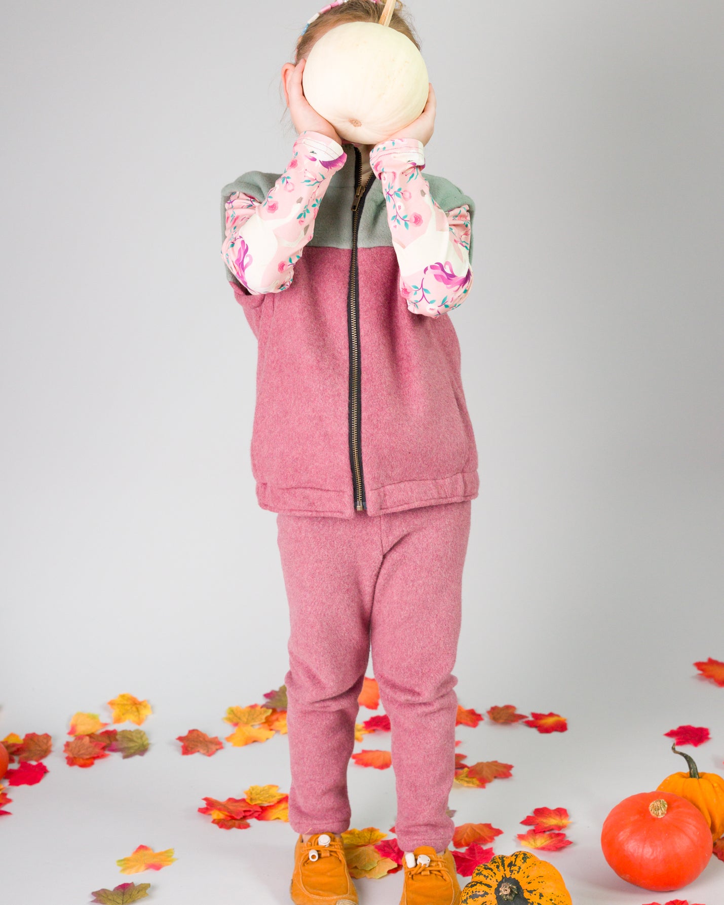 Ronja ist auf dem Foto fast 5 Jahre alt und trägt Leggins Fleece Größe 110/116 und Willi Fleece Größe 110/116