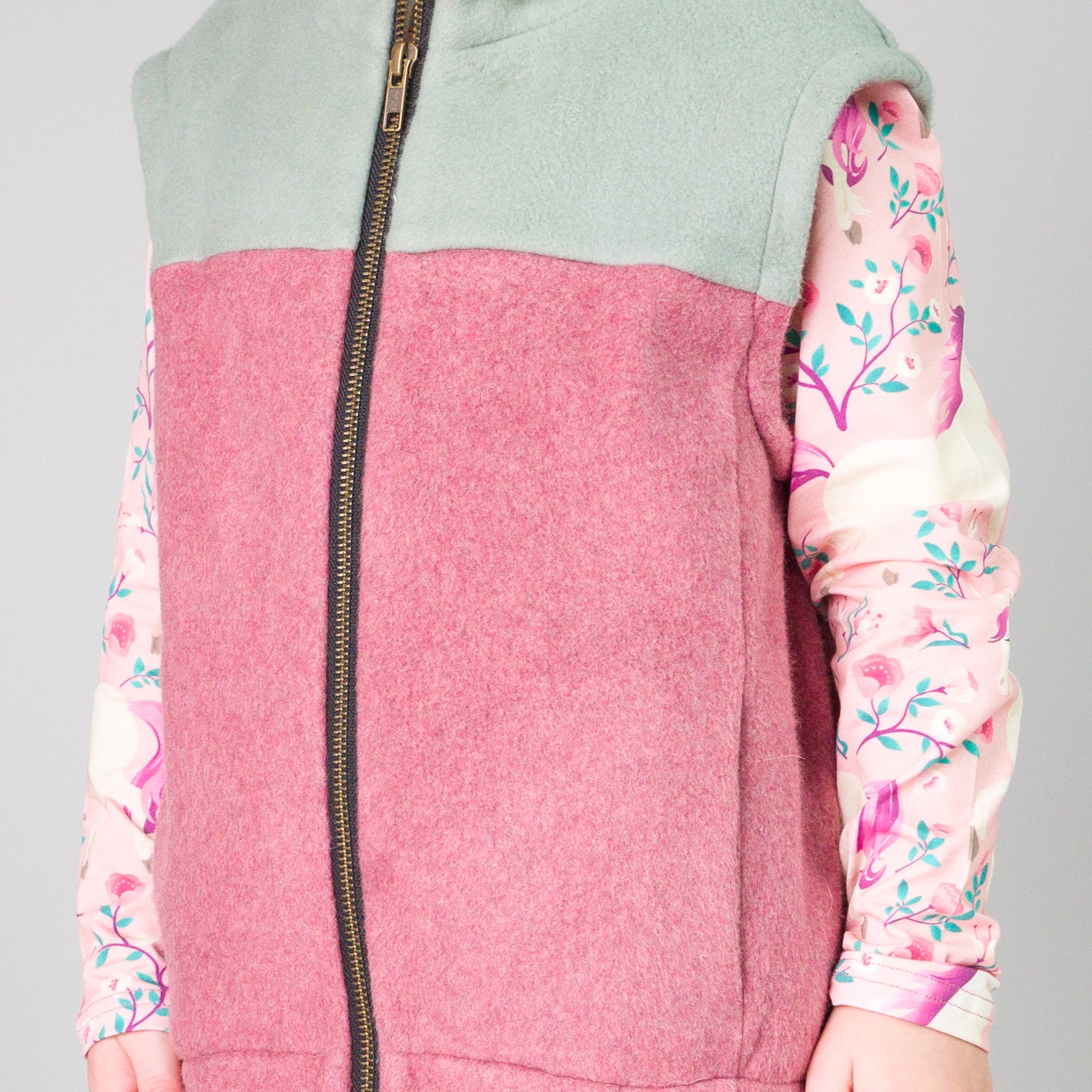 Ronja ist auf dem Foto fast 5 Jahre alt und trägt Willi Fleece Größe 110/116