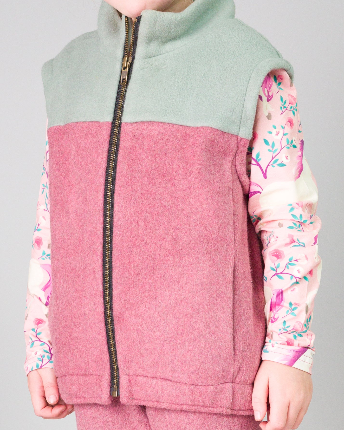 Ronja ist auf dem Foto fast 5 Jahre alt und trägt Willi Fleece Größe 110/116