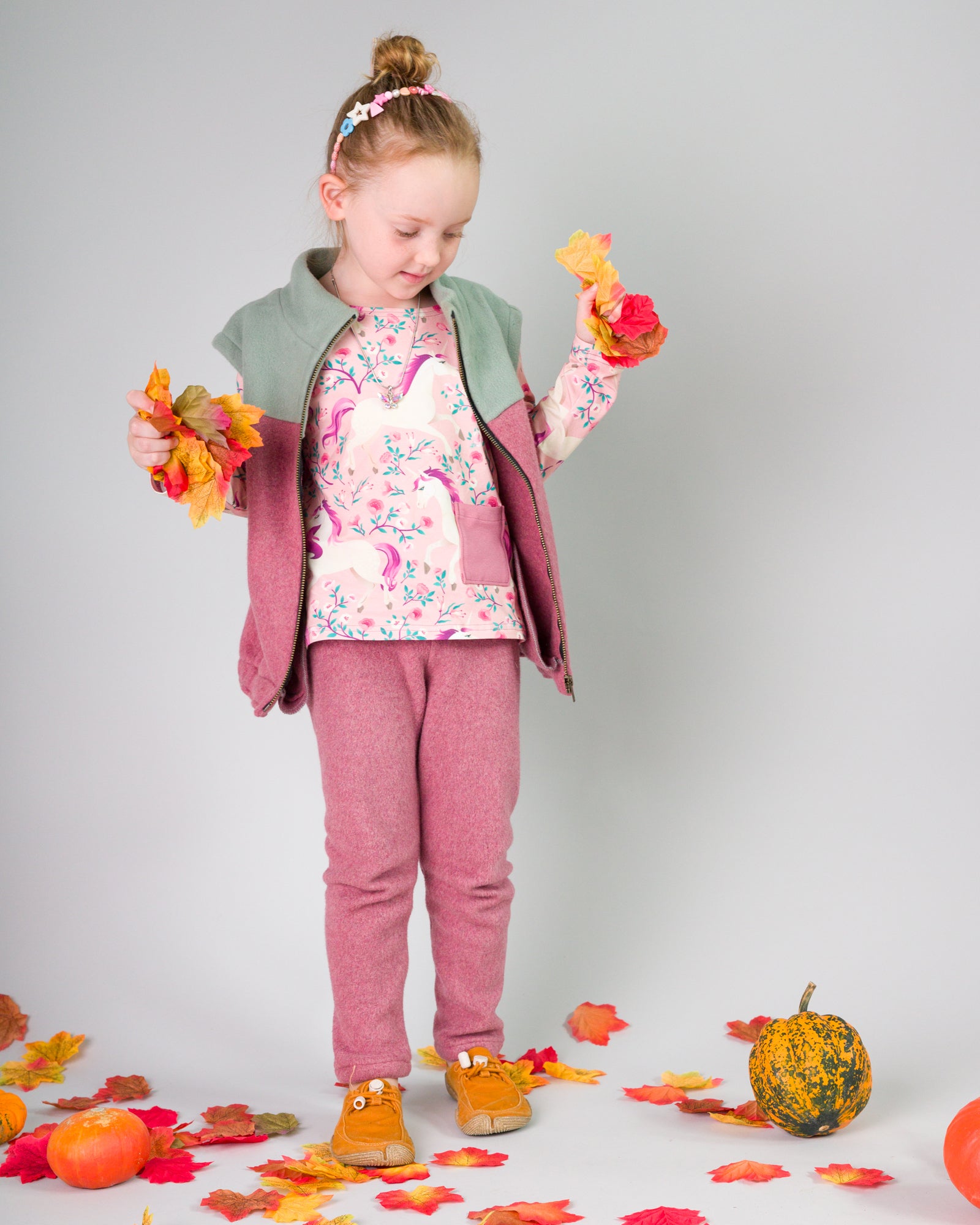 Ronja ist auf dem Foto fast 5 Jahre alt und trägt Leggins Fleece Größe 110/116 und Willi Fleece Größe 110/116