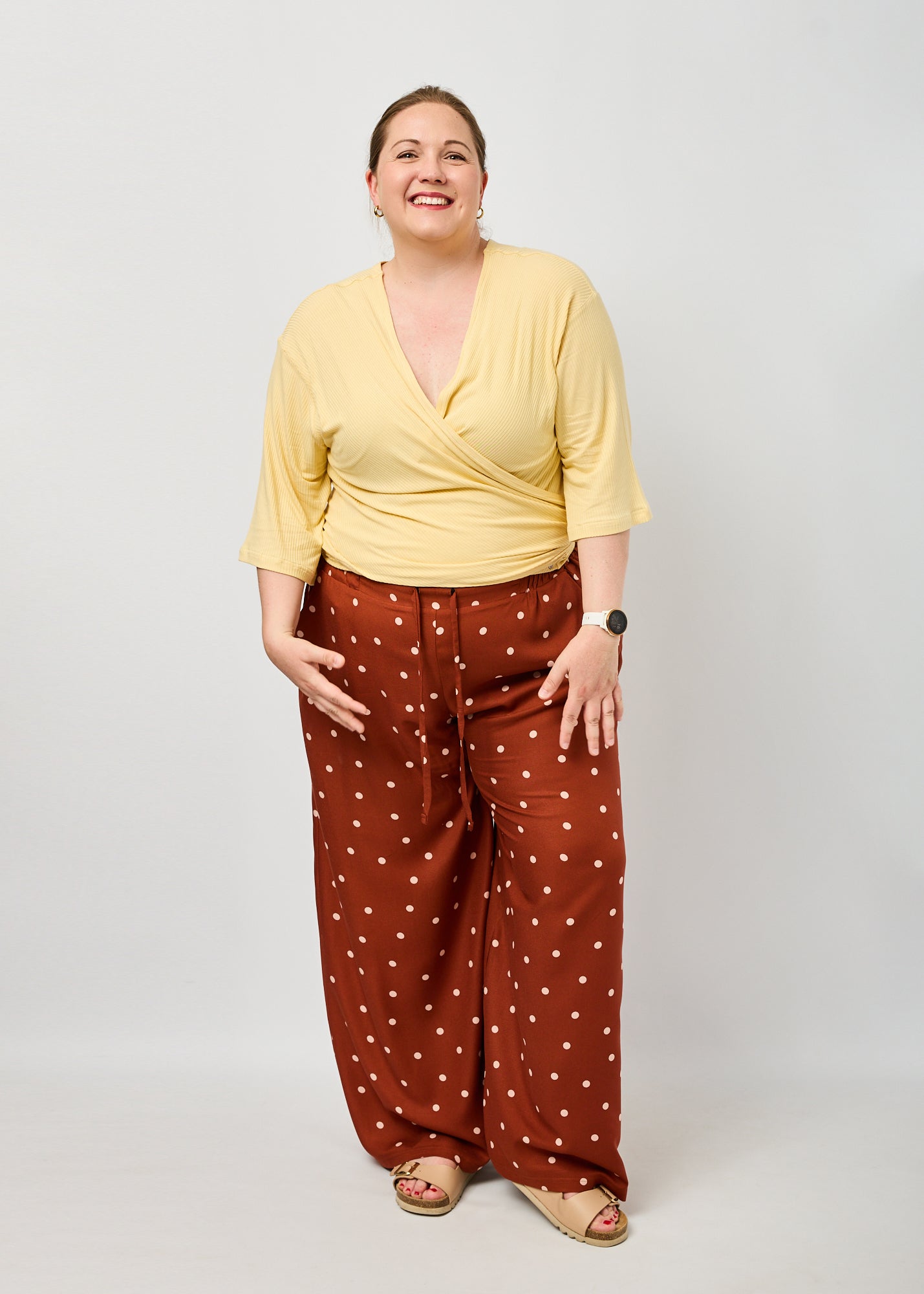 Dunja trägt hier Holly Dots Sienna in Größe 4XL und dazu die Wickelbluse Rippjersey butter yellow in Größe 2