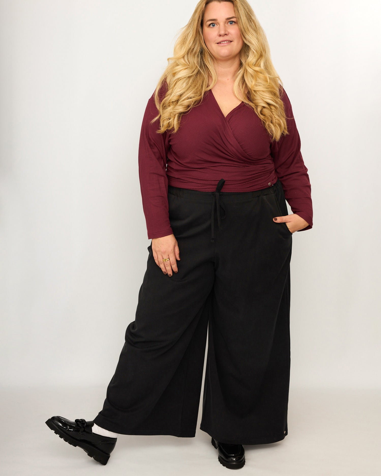 Nina trägt auf dem Foto 'Holly' weites Bein Größe 4XL, Tenceltwill schwarz und 'Winja' Größe 3, Rippjersey burgund