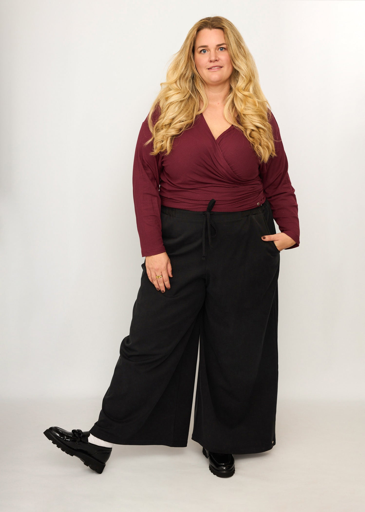 Nina trägt auf dem Foto 'Holly' weites Bein Größe 4XL, Tenceltwill schwarz und 'Winja' Größe 3, Rippjersey burgund