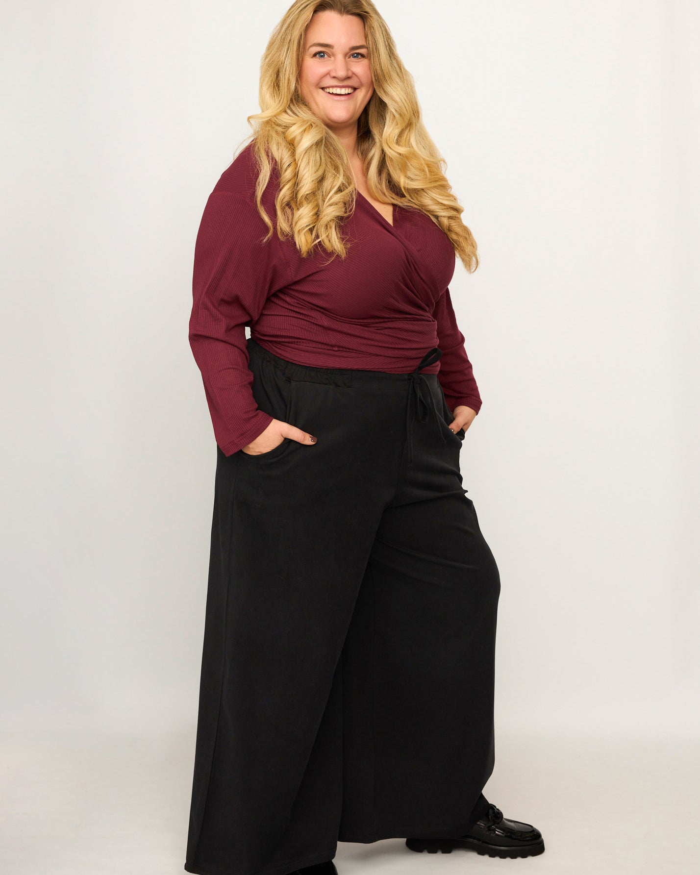 Nina trägt auf dem Foto 'Holly' weites Bein Größe 4XL, Tenceltwill schwarz und 'Winja' Größe 3, Rippjersey burgund