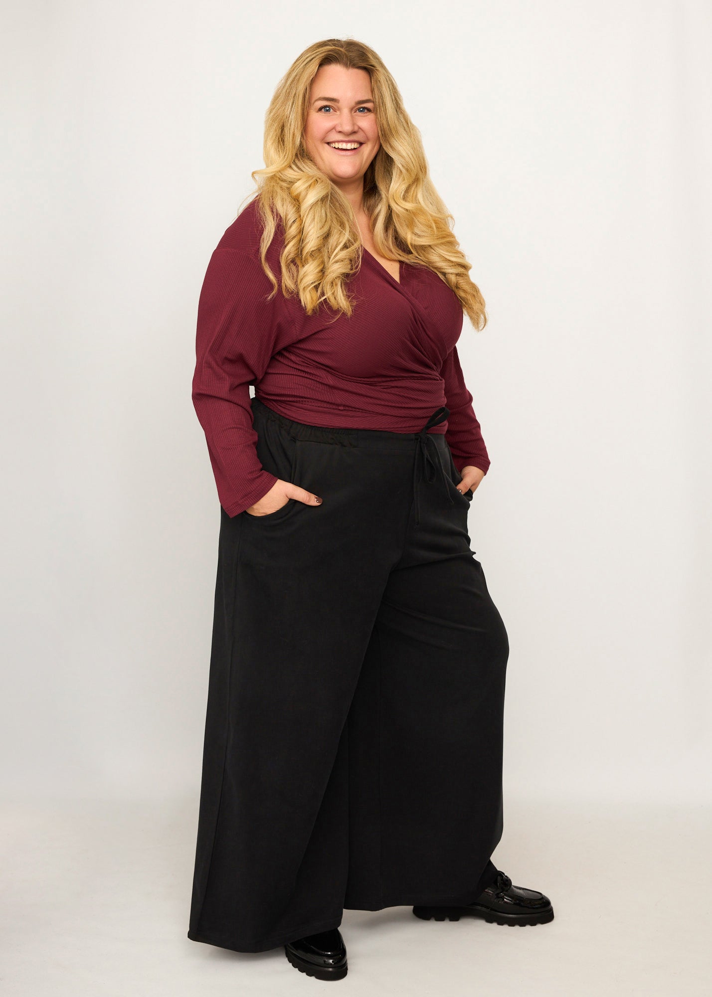 Nina trägt auf dem Foto 'Holly' weites Bein Größe 4XL, Tenceltwill schwarz und 'Winja' Größe 3, Rippjersey burgund