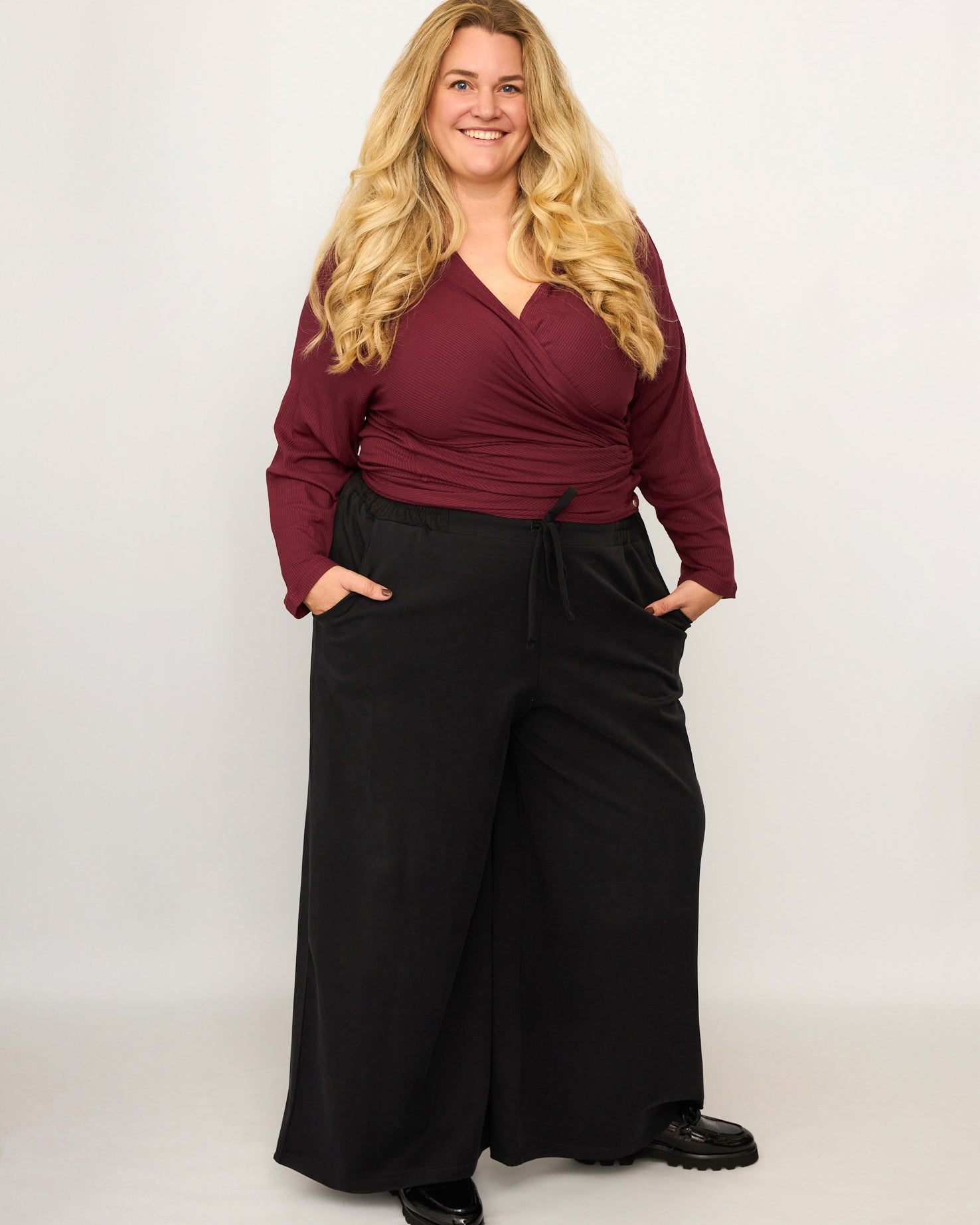 Nina trägt auf dem Foto 'Holly' weites Bein Größe 4XL, Tenceltwill schwarz und 'Winja' Größe 3, Rippjersey burgund