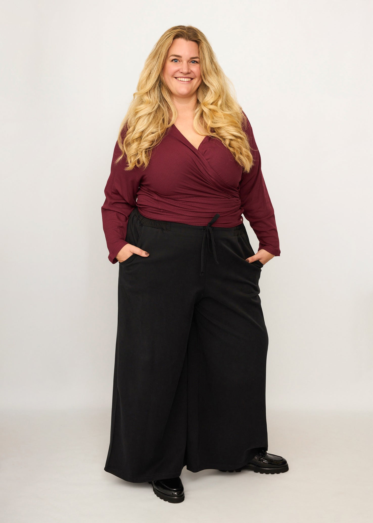 Nina trägt auf dem Foto 'Holly' weites Bein Größe 4XL, Tenceltwill schwarz und 'Winja' Größe 3, Rippjersey burgund