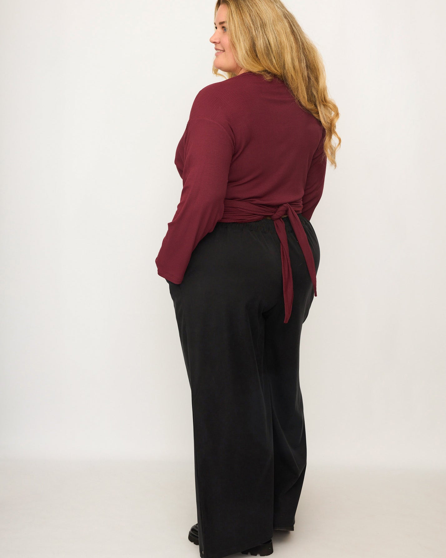 Nina trägt auf dem Foto 'Holly' weites Bein Größe 4XL, Tenceltwill schwarz und 'Winja' Größe 3, Rippjersey burgund