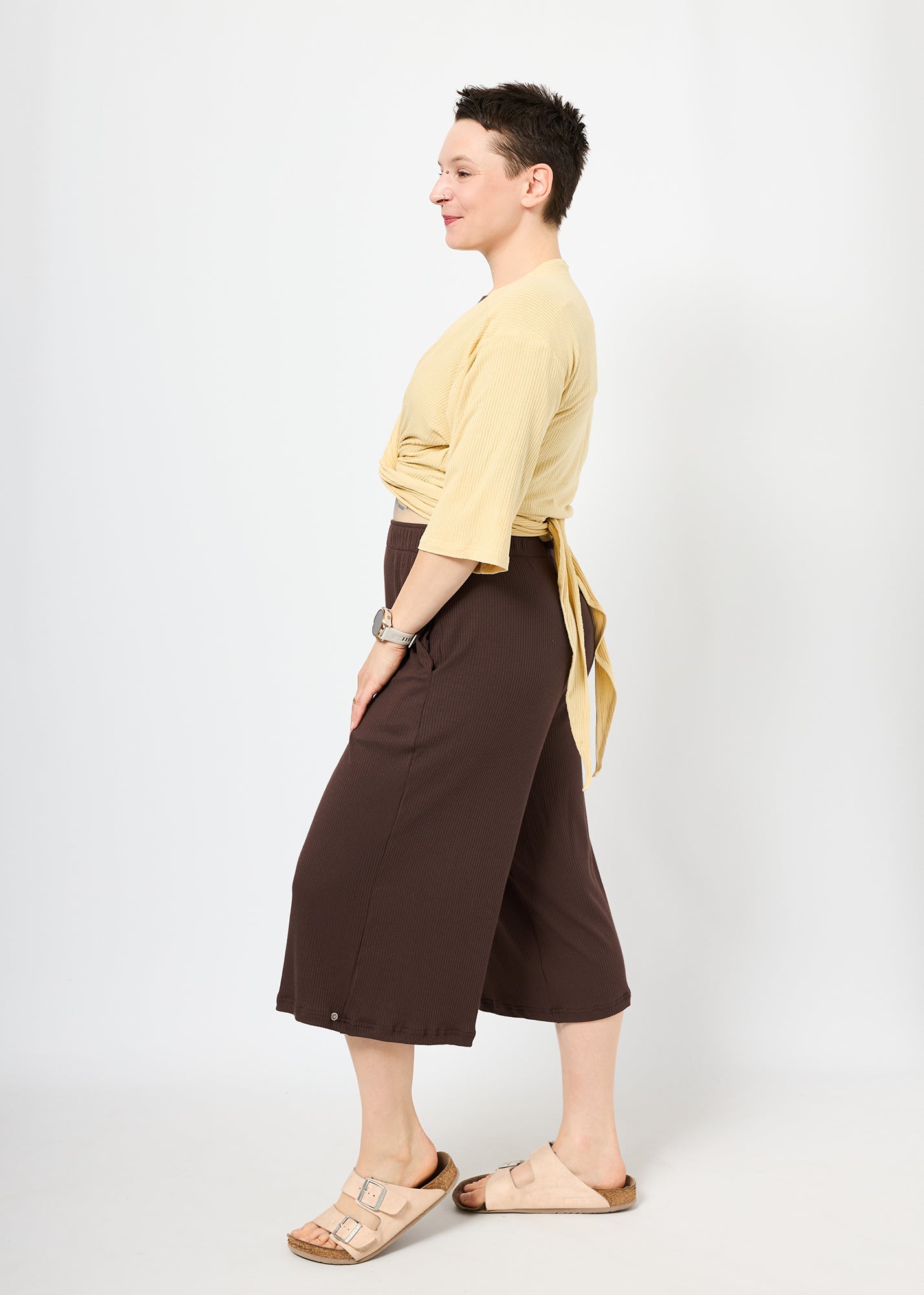 Melly trägt auf dem Foto 'Winja' Größe 1, Rippjersey 'butteryellow' und 'Chloe' Größe M, Rippjersey 'braun'