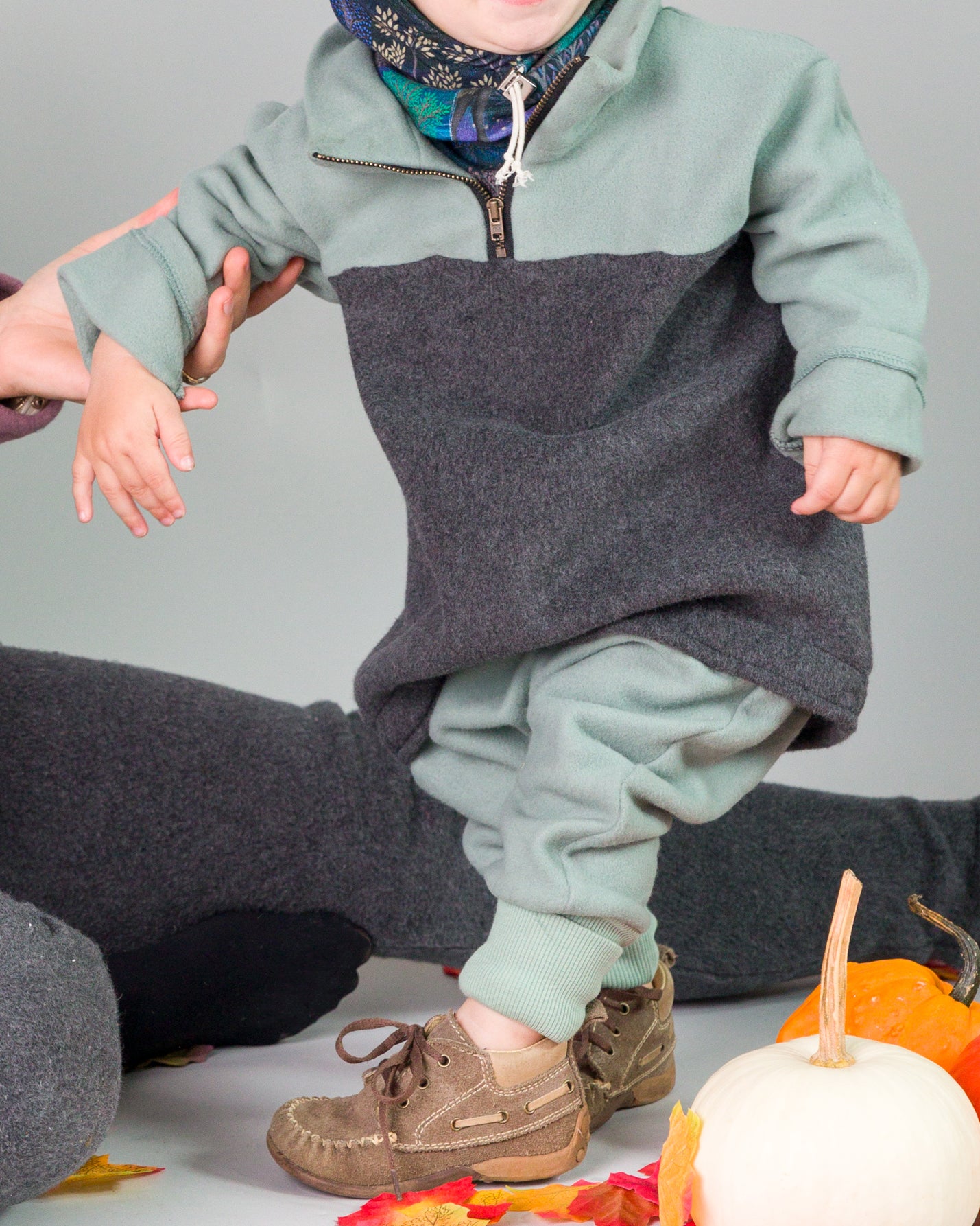 Mads ist auf dem Foto 13 Monate alt und trägt Größe 86/92, Paulchen Fleece