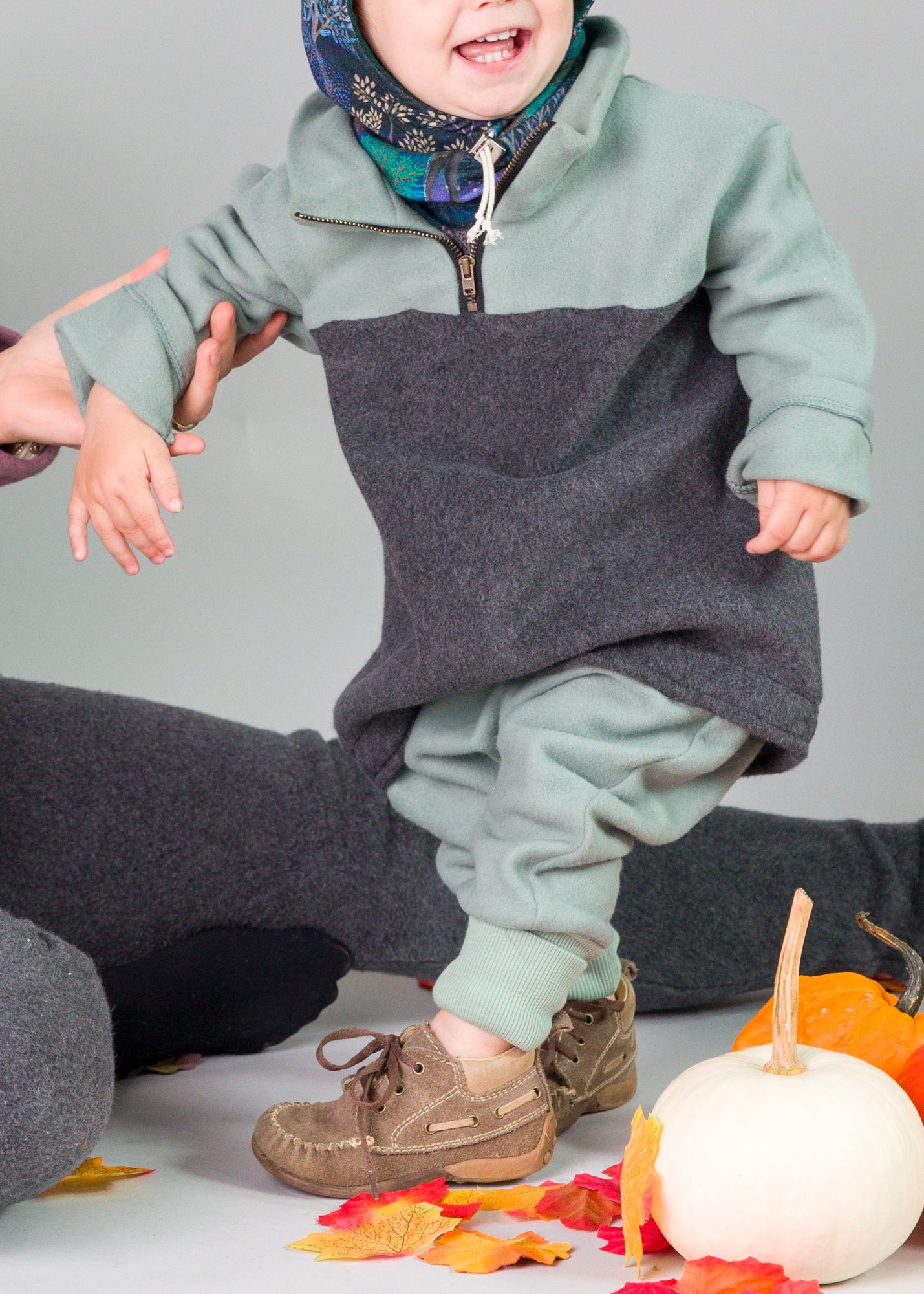 Mads ist auf dem Foto 13 Monate alt und trägt Größe 86/92, Paulchen Fleece