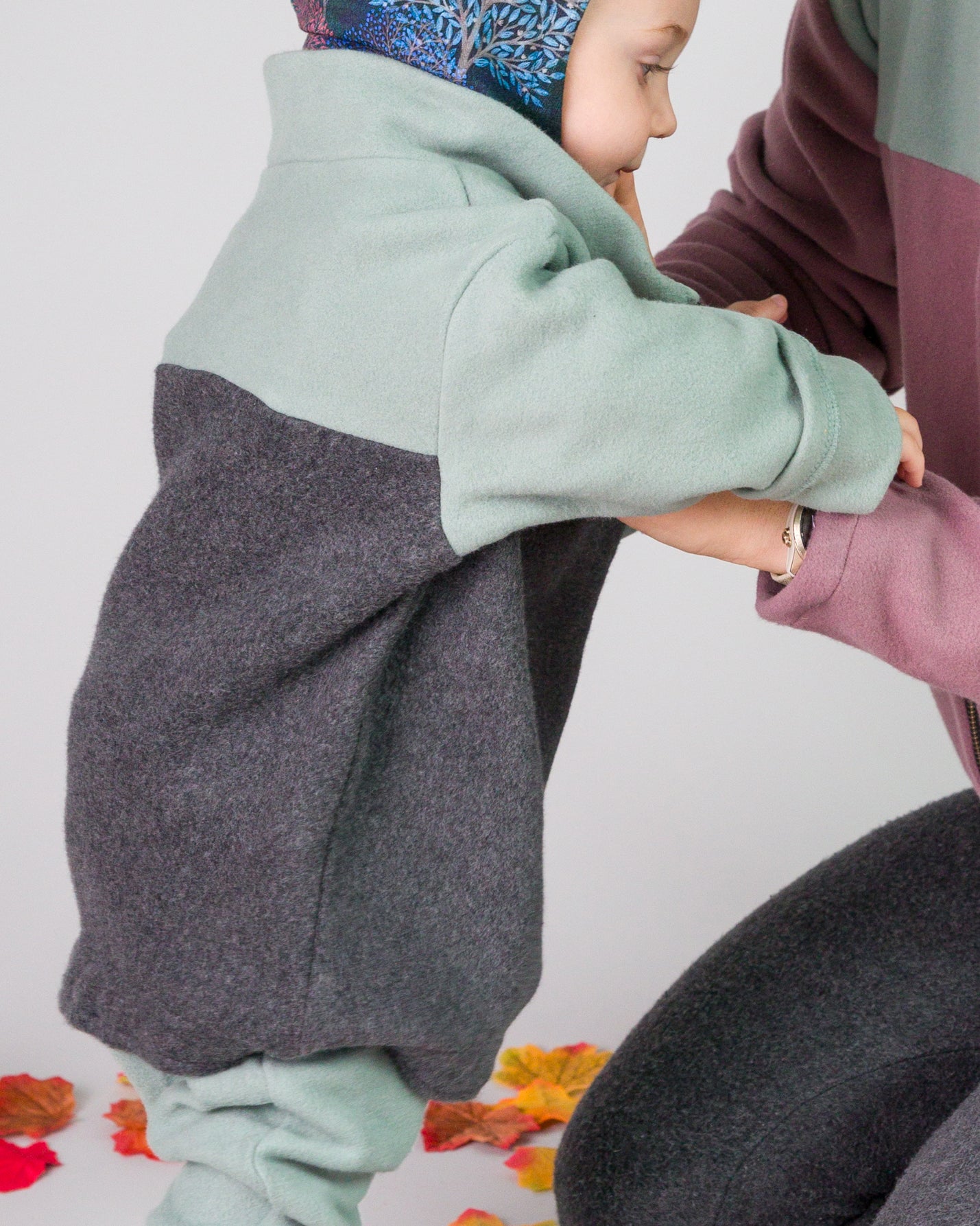 Mads ist auf dem Foto 13 Monate alt und trägt Größe 86/92, Paulchen Fleece