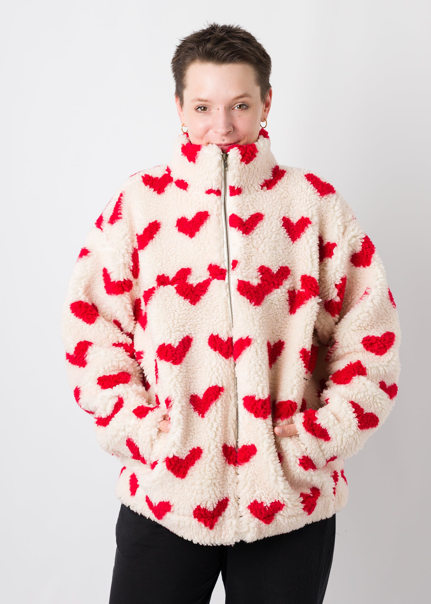Melly trägt auf dem Foto 'Zoe' Größe XL, Plüsch 'Herzchen weiß-rot'