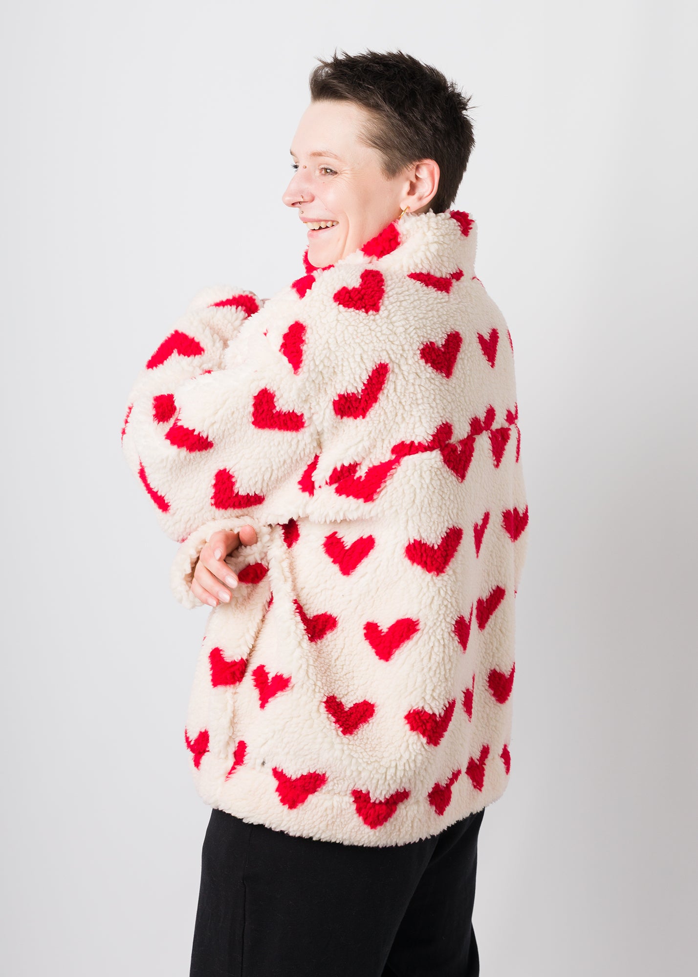 Melly trägt auf dem Foto 'Zoe' Größe XL, Plüsch 'Herzchen weiß-rot'