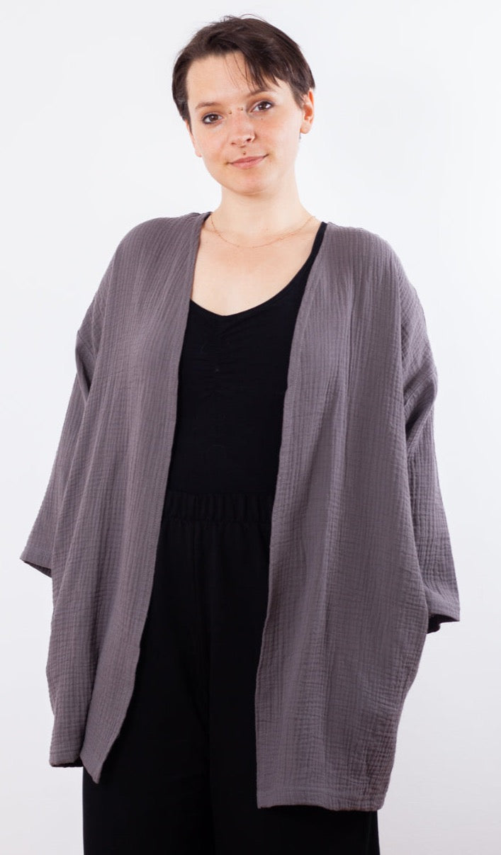 Melly trägt auf dem Foto 'Cora', dreiviertelarm Größe M, Musselin grau