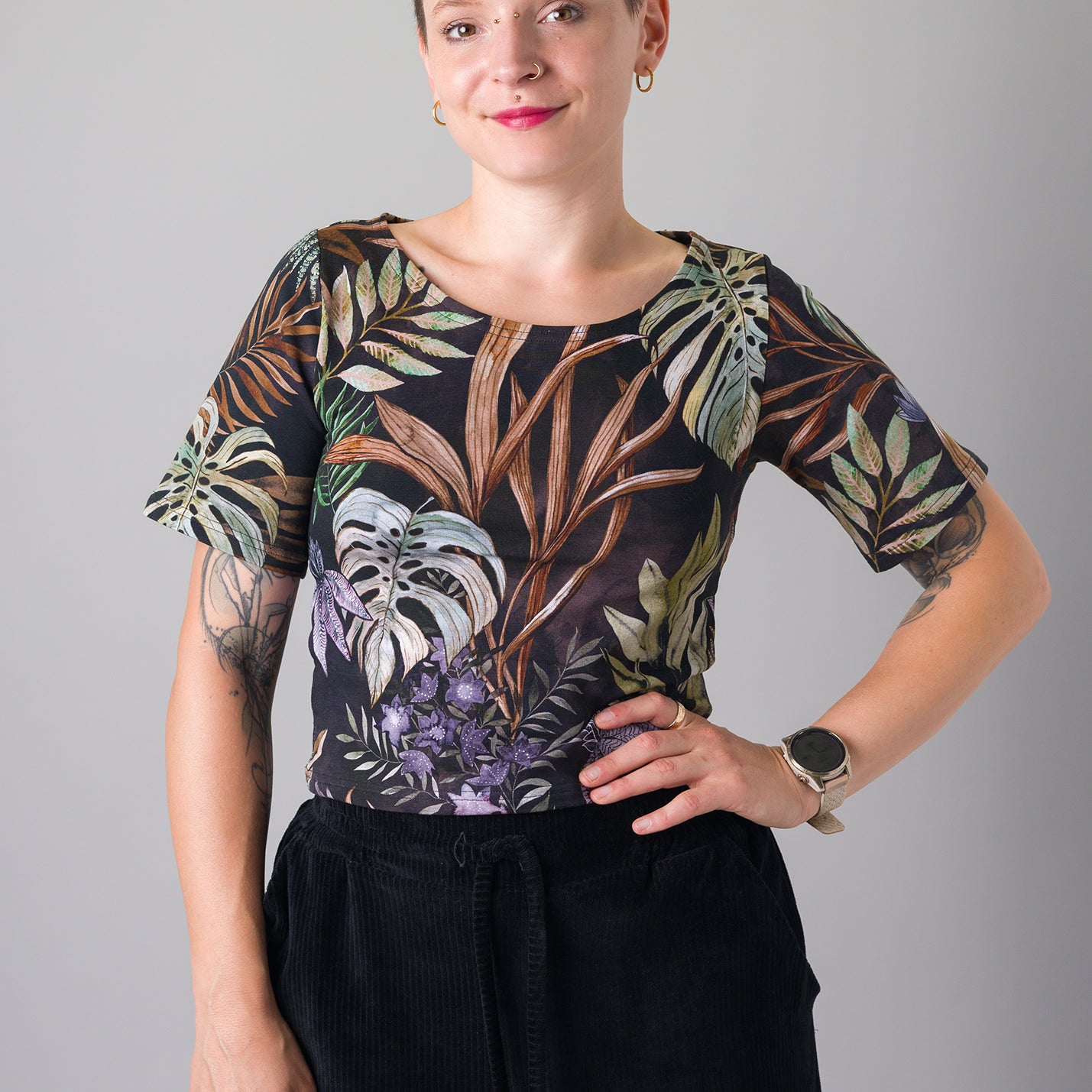 Melly trägt auf dem Foto 'Conni' Größe S, Muster elastisch 'Plantlover'