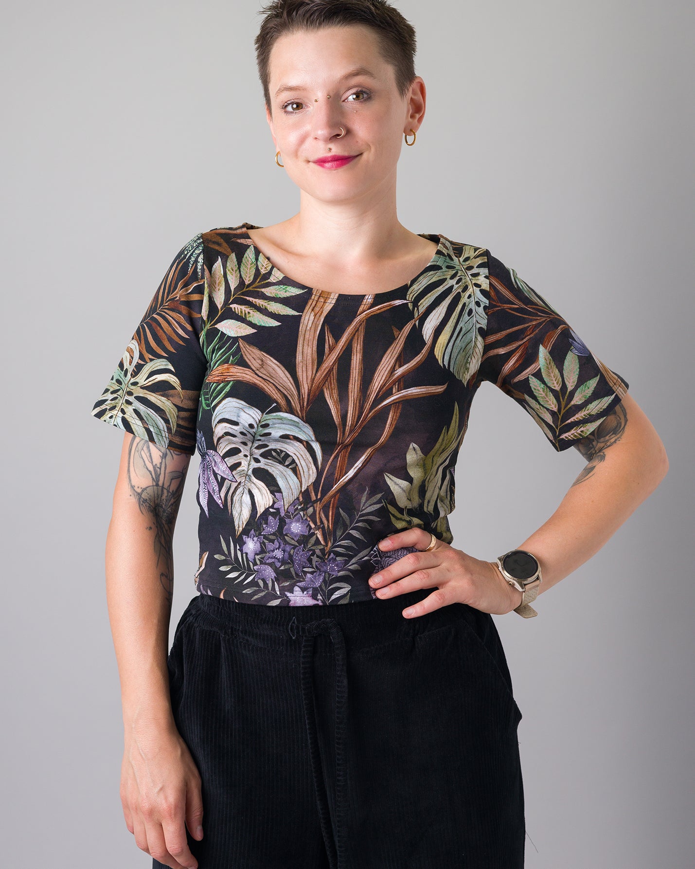 Melly trägt auf dem Foto 'Conni' Größe S, Muster elastisch 'Plantlover'