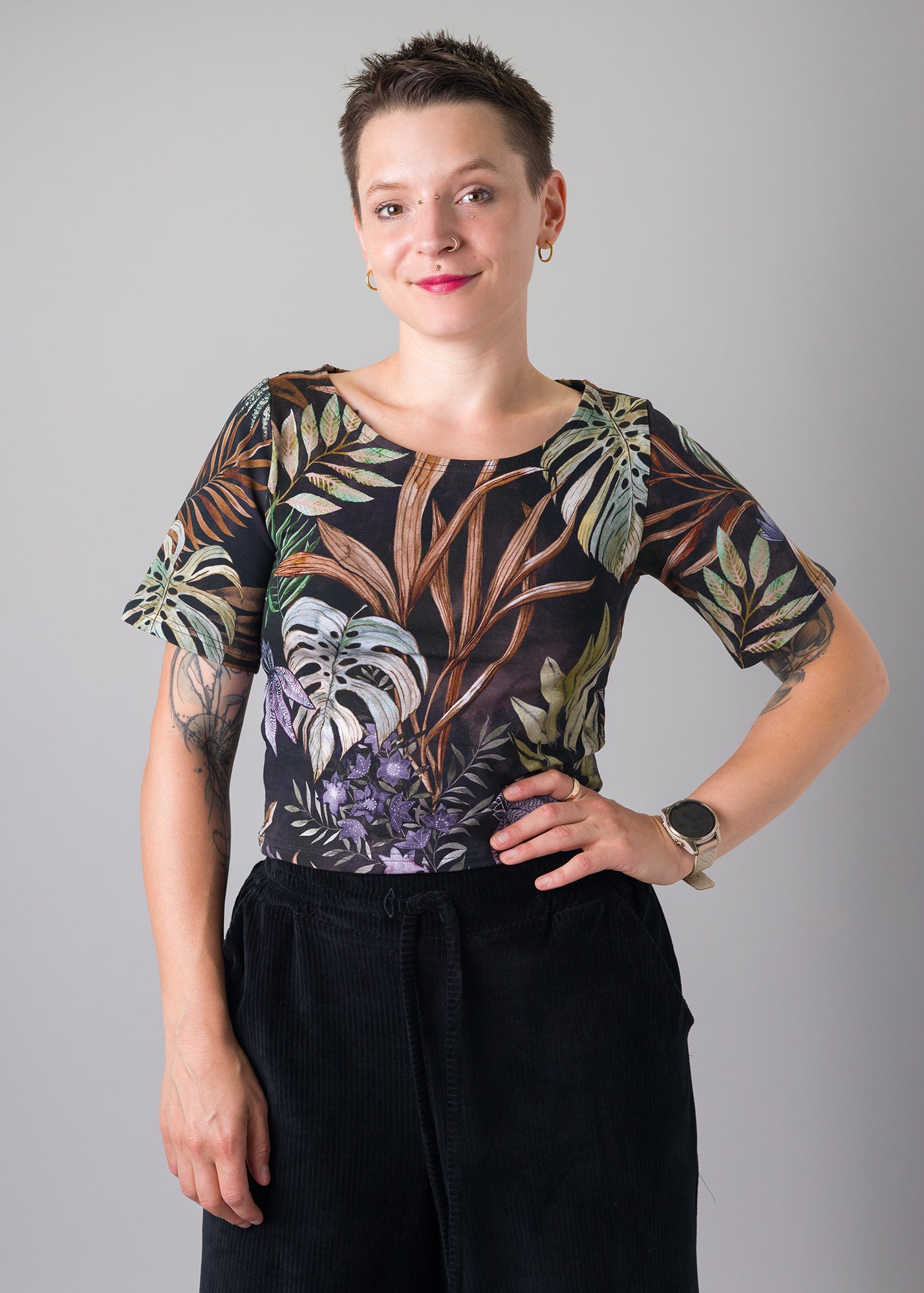 Melly trägt auf dem Foto 'Conni' Größe S, Muster elastisch 'Plantlover'