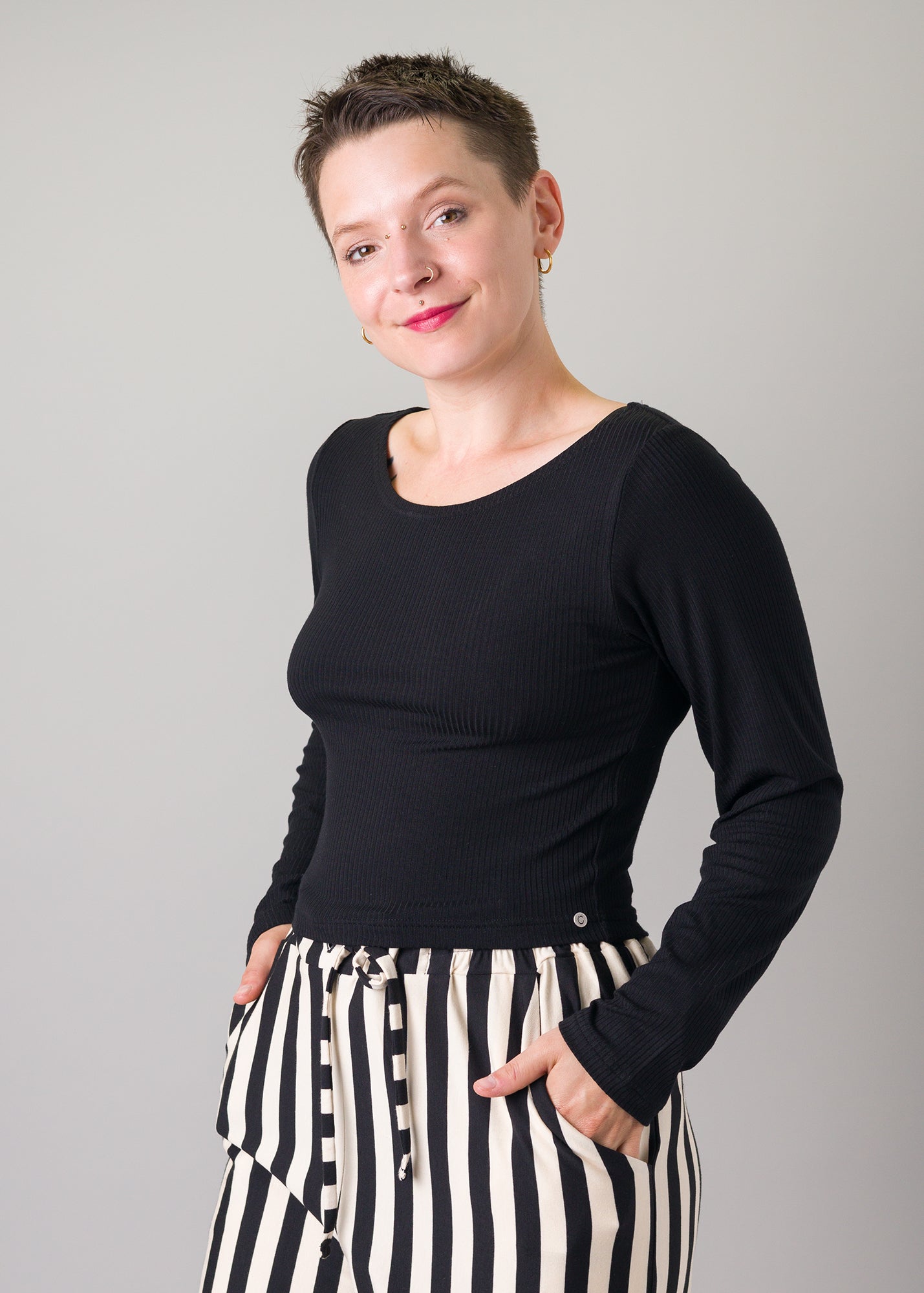 Melly trägt auf dem Foto 'Conni' Größe S, Rippjersey schwarz