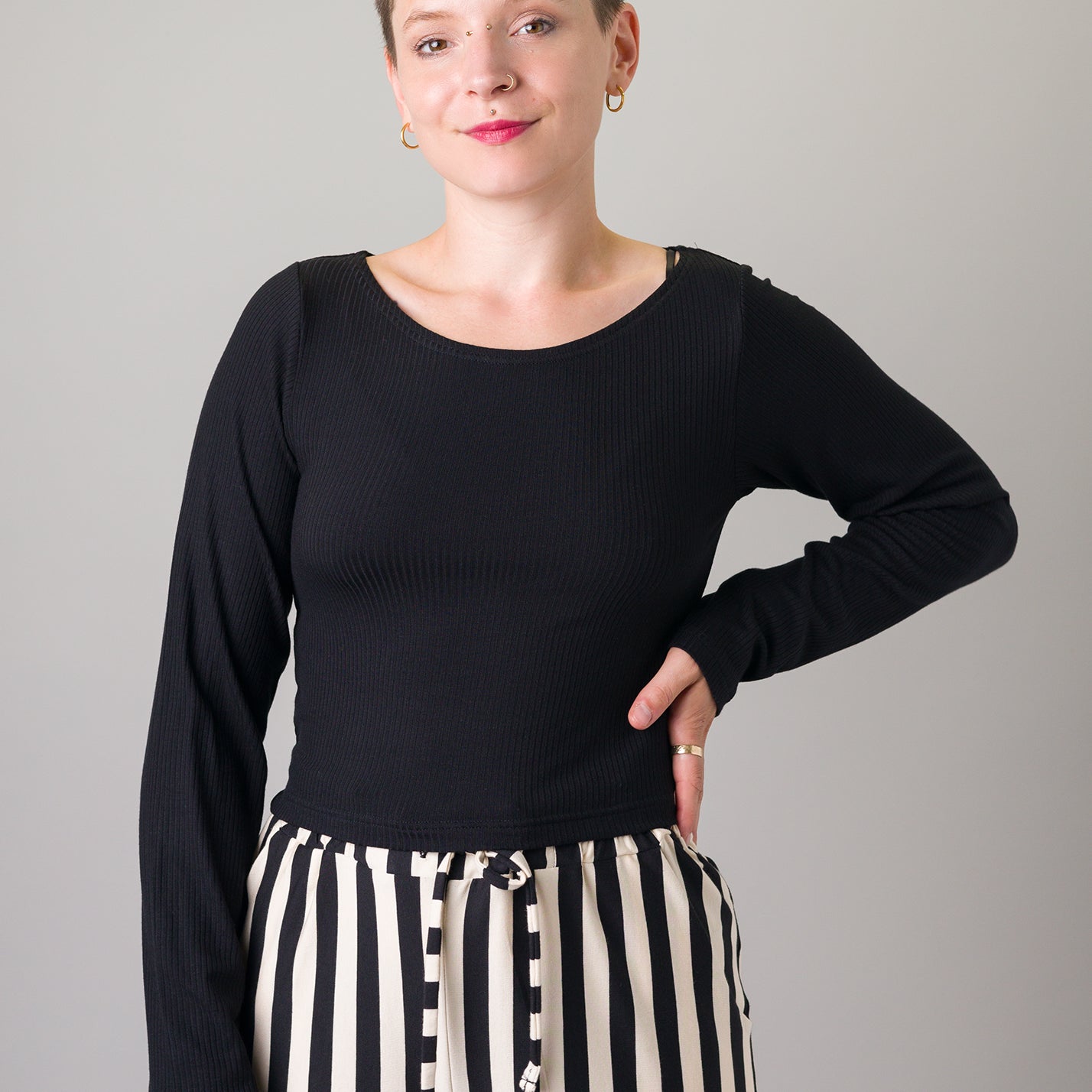 Melly trägt auf dem Foto 'Conni' Größe S, Rippjersey schwarz