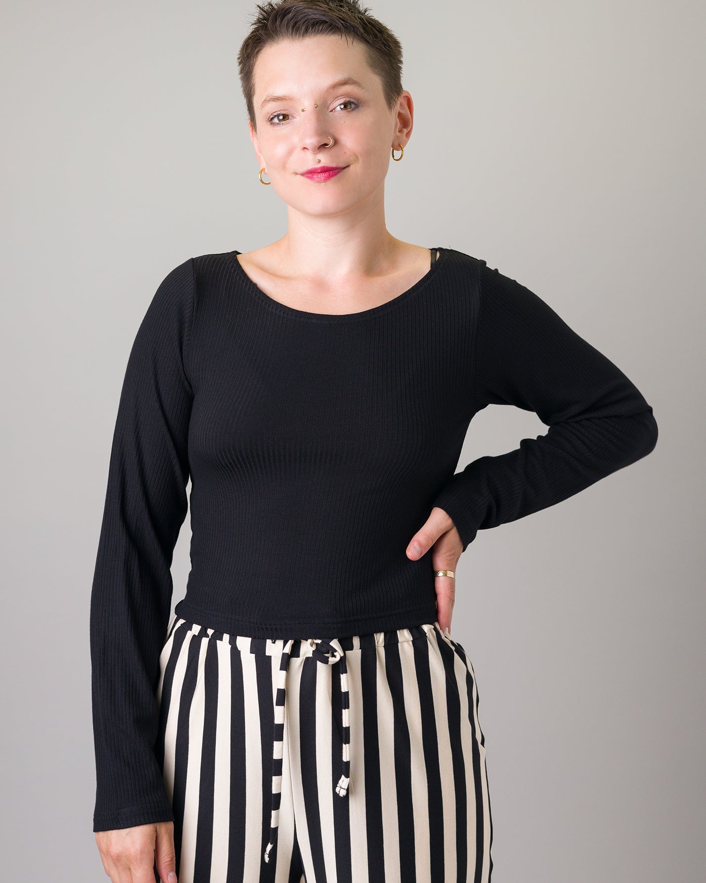 Melly trägt auf dem Foto 'Conni' Größe S, Rippjersey schwarz