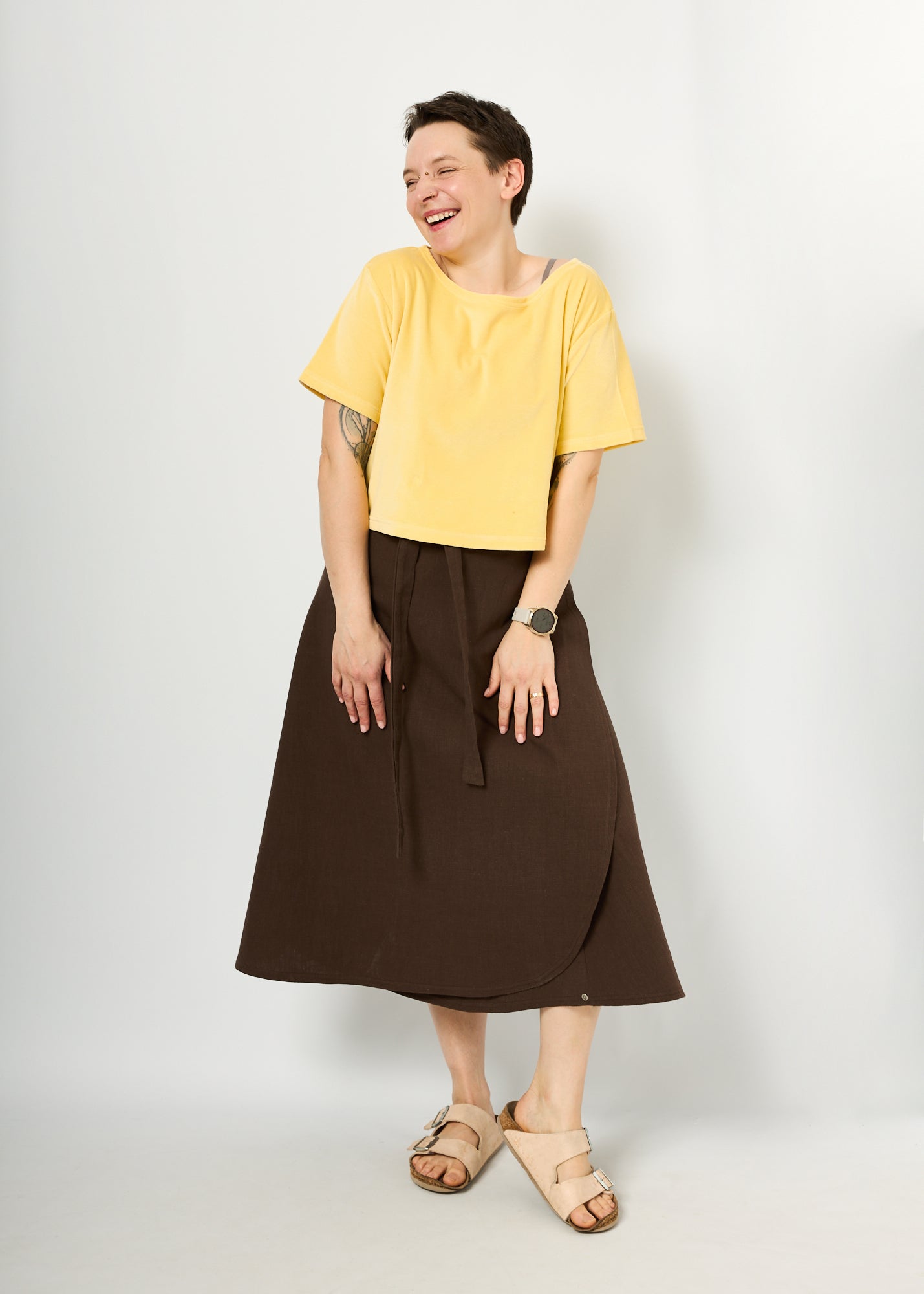 Melly trägt hier Leinen braun in Größe M und das Oberteil Gerda aus Velvet gelb in Größe M