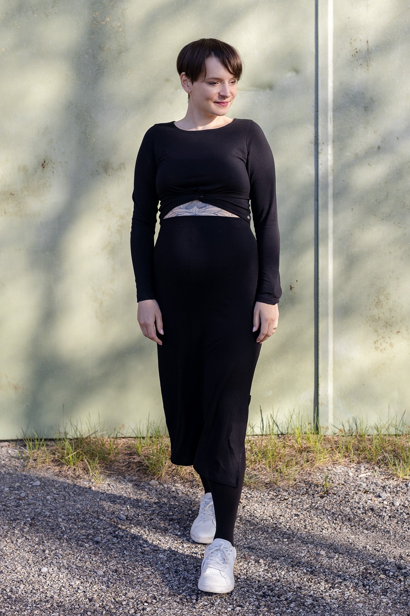 Melly trägt auf dem Foto 'Clara' Größe M, Rippjersey und 'Mira' Größe S, Rippjersey
