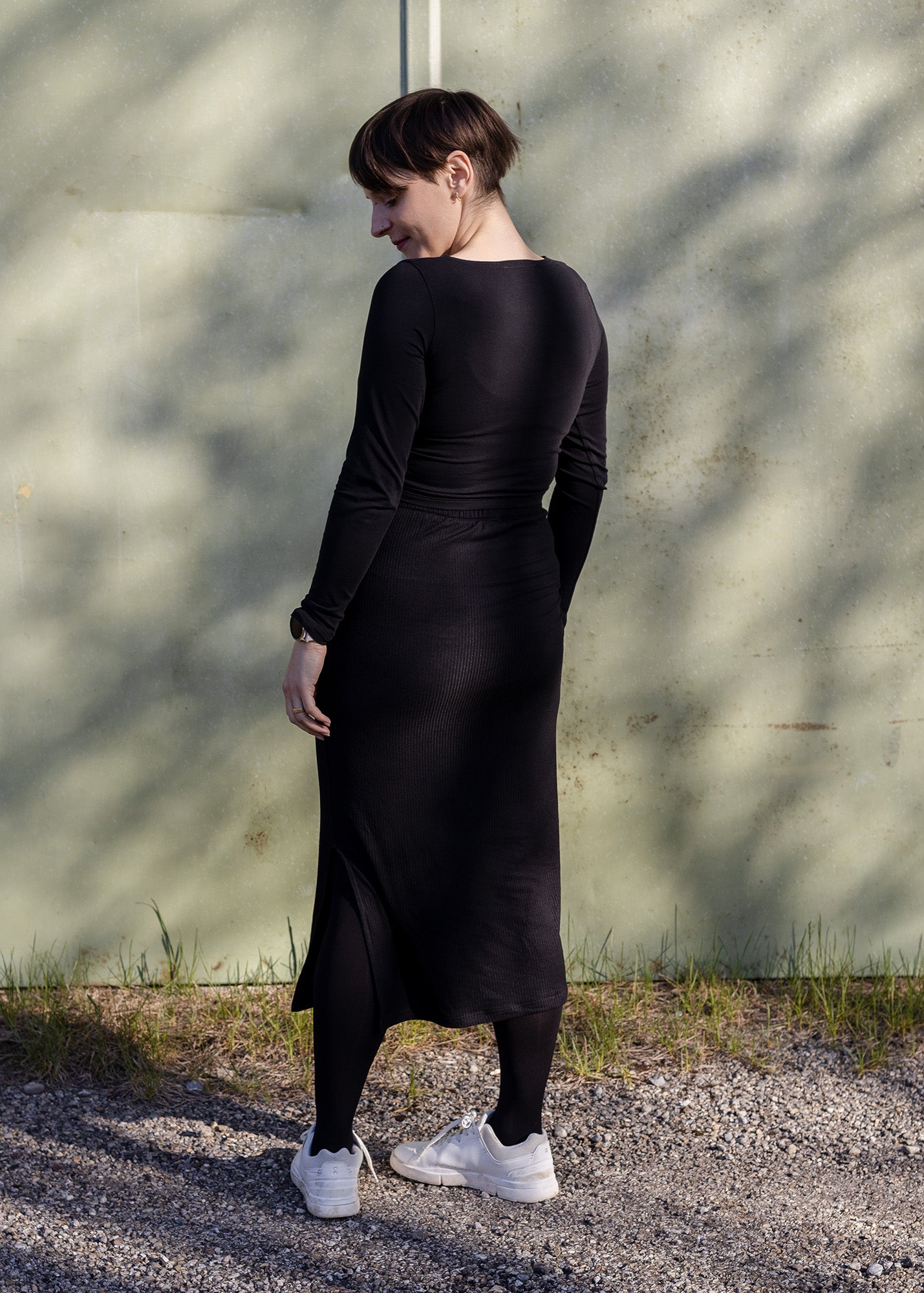 Melly trägt auf dem Foto 'Clara' Größe M, Rippjersey und 'Mira' Größe S, Rippjersey
