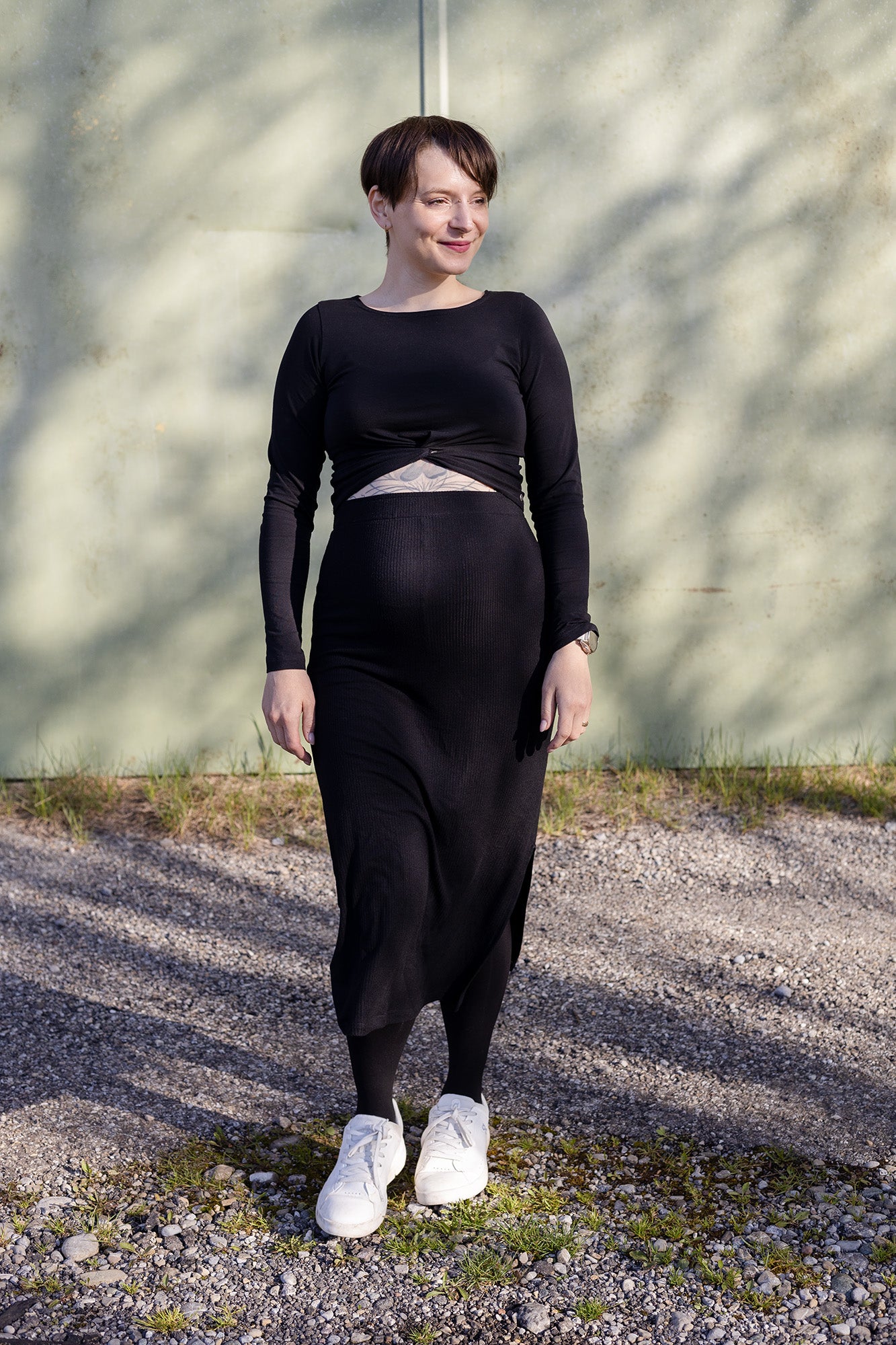 Melly trägt auf dem Foto 'Clara' Größe M, Rippjersey und 'Mira' Größe S, Rippjersey