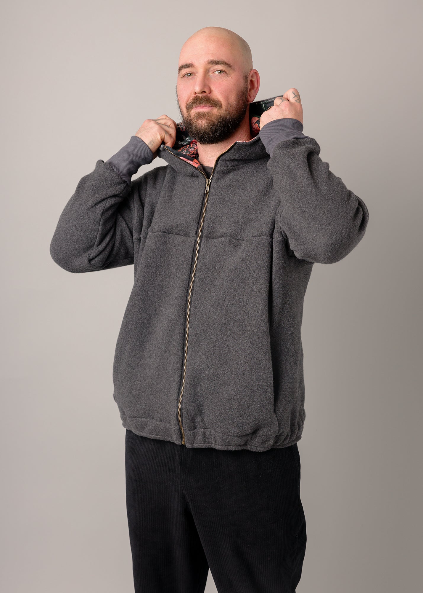 Robert trägt 'Karl' Größe L, Ärmel +5cm mit Bündchen und Länge +10cm, Fleece dunkelgrau, Futter Kapuze Muster elastisch 'Roses'