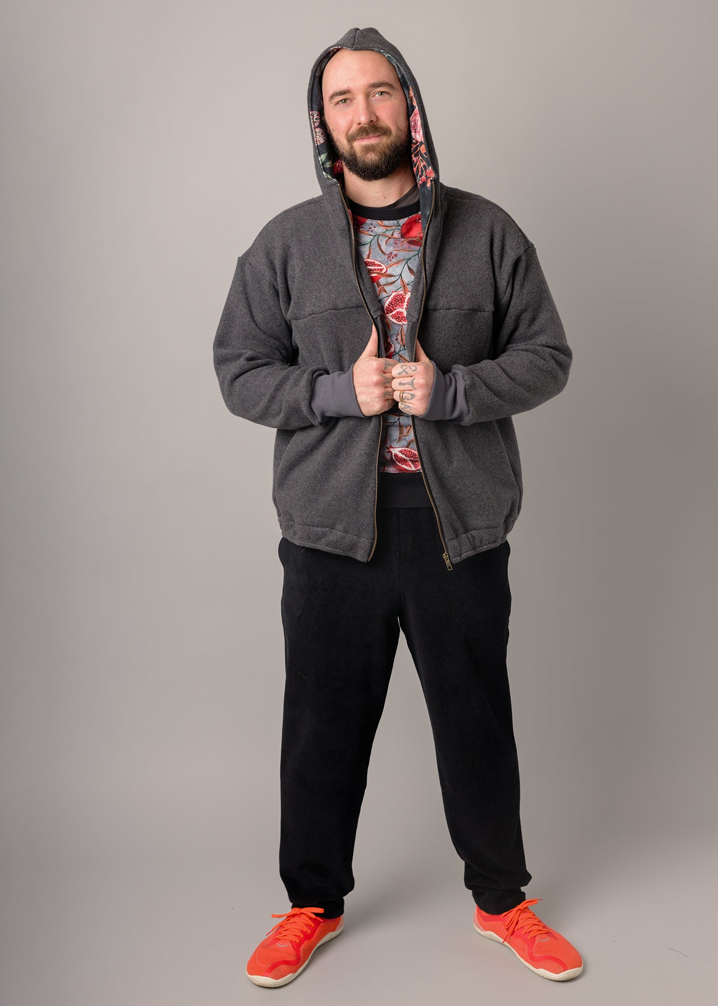 Robert trägt 'Karl' Größe L, Ärmel +5cm mit Bündchen und Länge +10cm, Fleece dunkelgrau, Futter Kapuze Muster elastisch 'Roses'