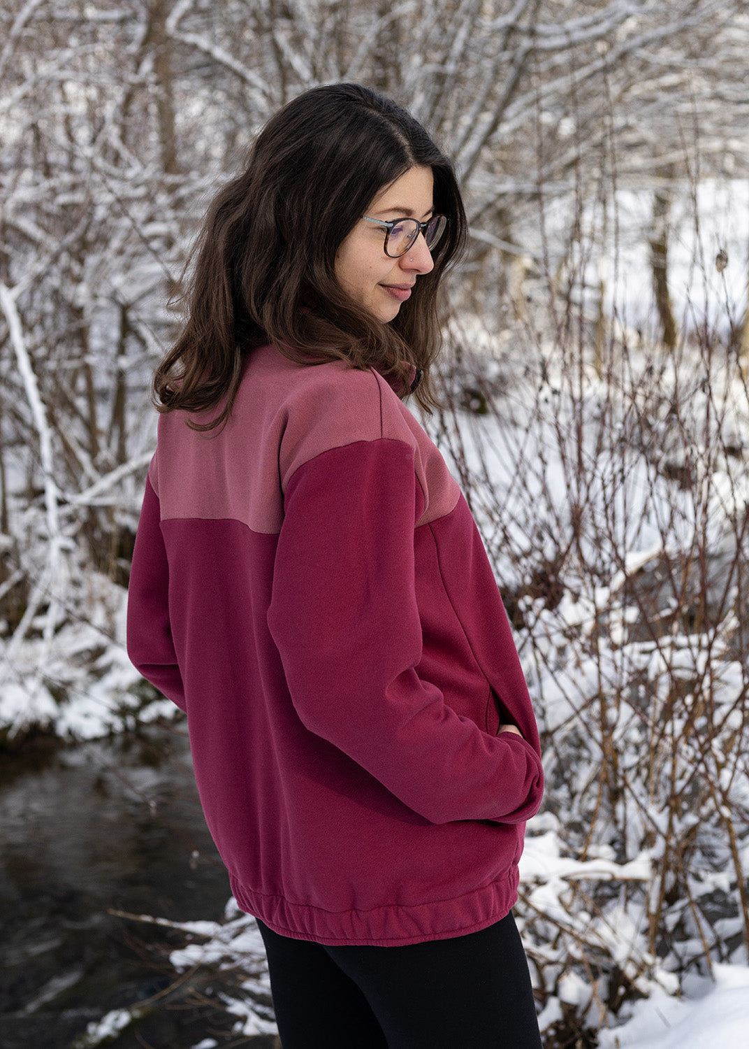 Mel trägt auf dem Foto 'Zoe' Größe S, Sweat rosé und beere