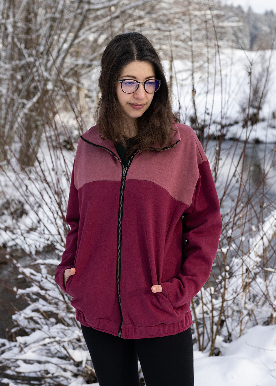 Mel trägt auf dem Foto 'Zoe' Größe S, Sweat rosé und beere