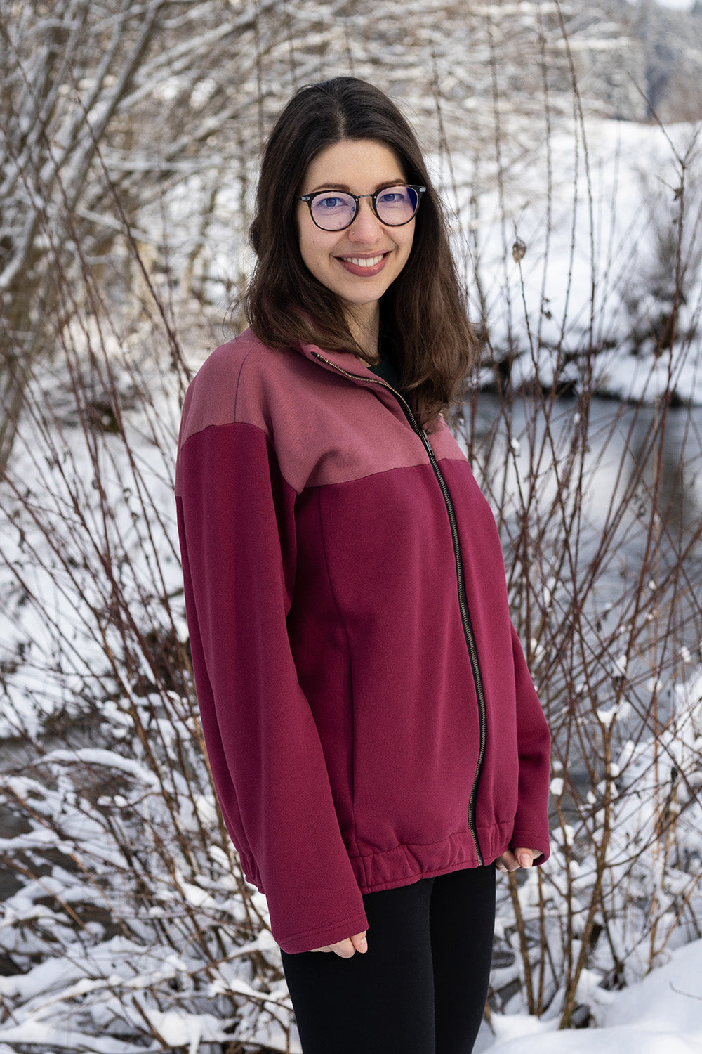 Mel trägt auf dem Foto 'Zoe' Größe S, Sweat rosé und beere