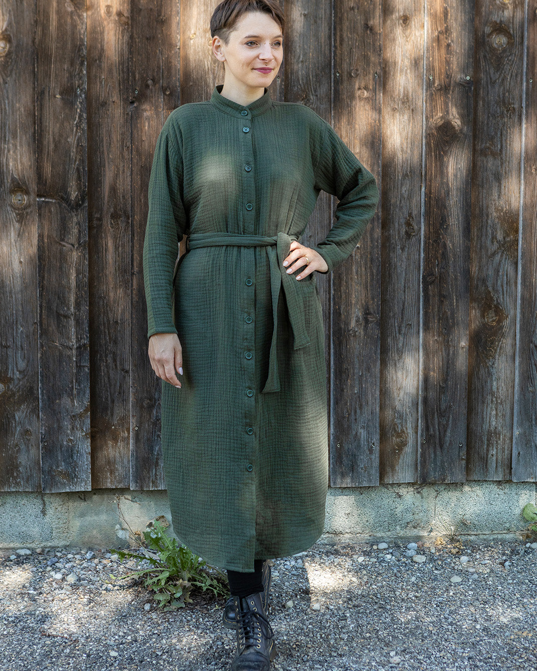 Melly trägt auf dem Foto 'Briana' Größe XS, Musselin khaki