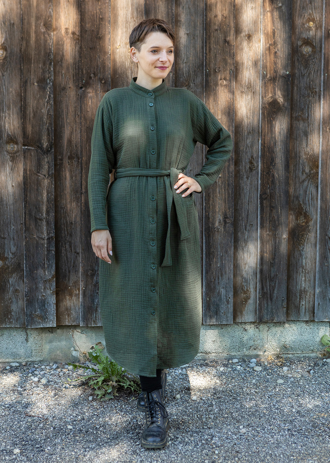 Melly trägt auf dem Foto 'Briana' Größe XS, Musselin khaki