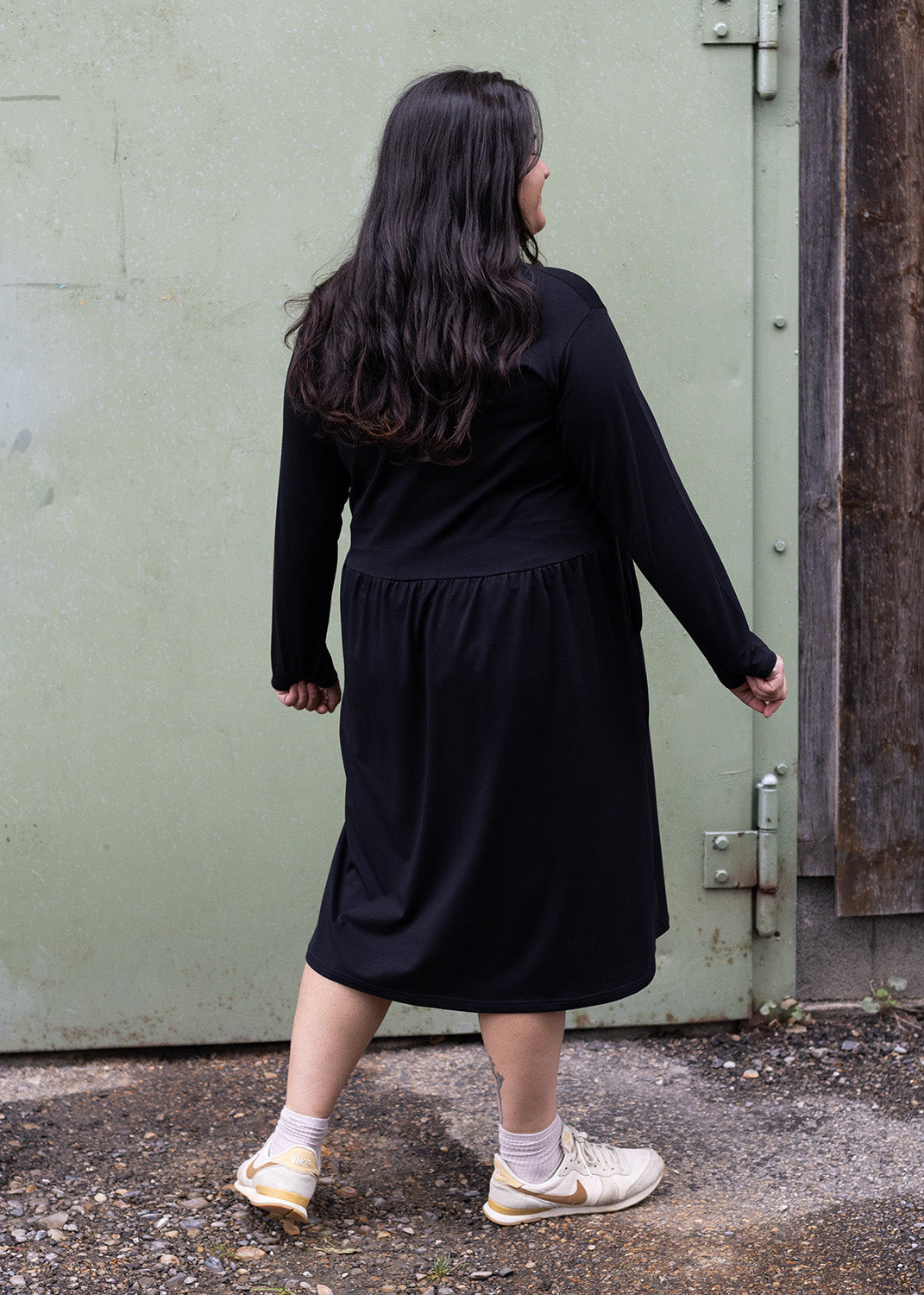 Flores trägt auf dem Foto 'Belinda', tiefe Taille Größe XXXL, Tencelsweat schwarz