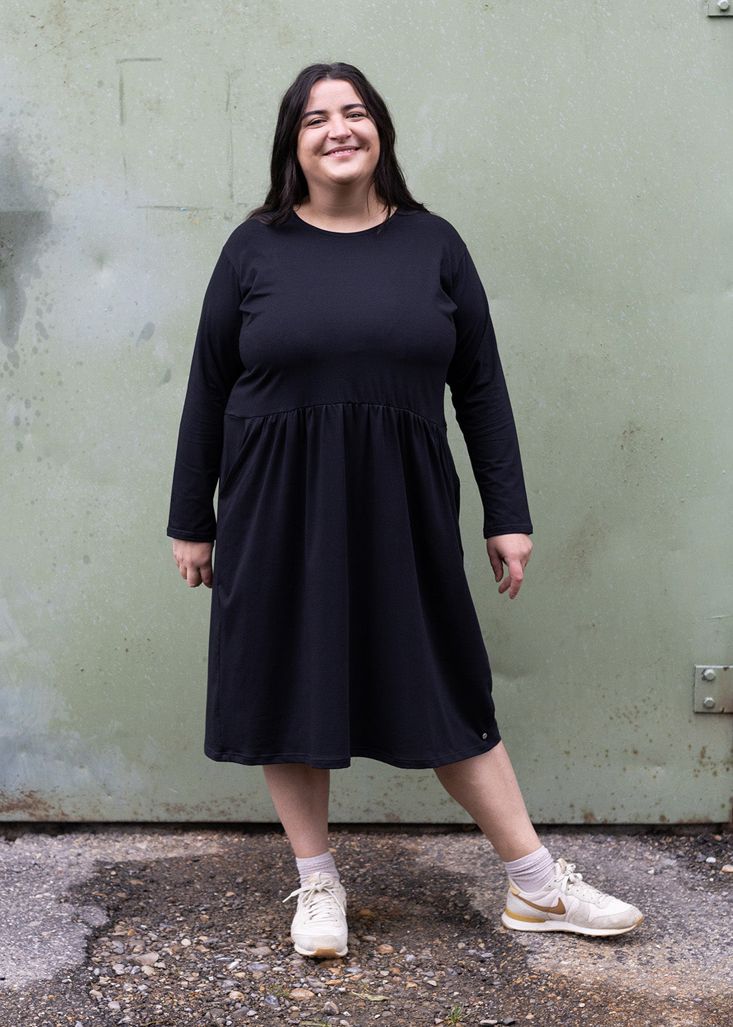 Flores trägt auf dem Foto 'Belinda', tiefe Taille Größe XXXL, Tencelsweat schwarz