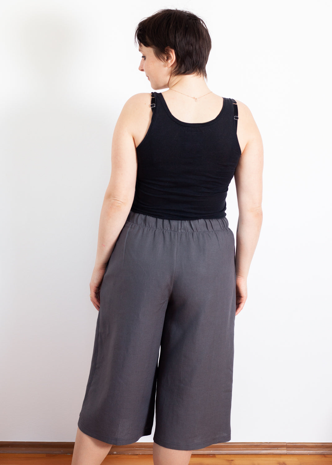 Melly trägt auf dem Foto 'Chloe' Größe M, Leinen 'grau'